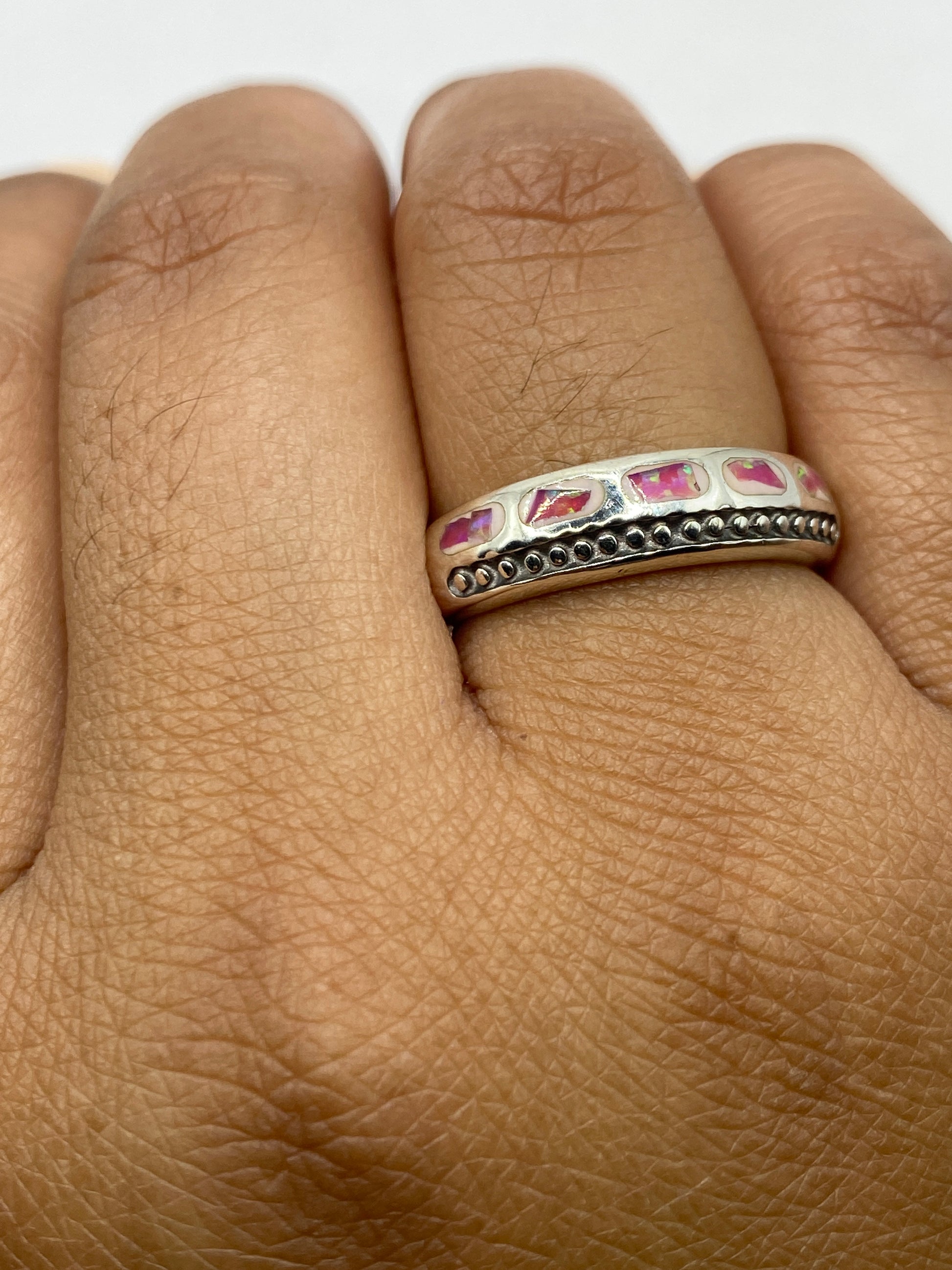Anillo sobre fondo gris mostrando el Quinto .950 en el interior