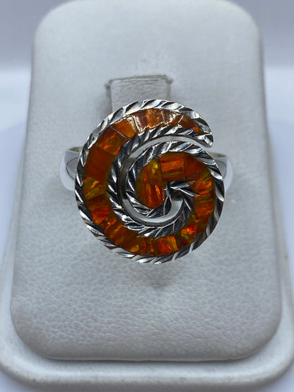 Anillo de plata .925 con ópalo de fuego naranja en forma de espiral sobre fondo blanco