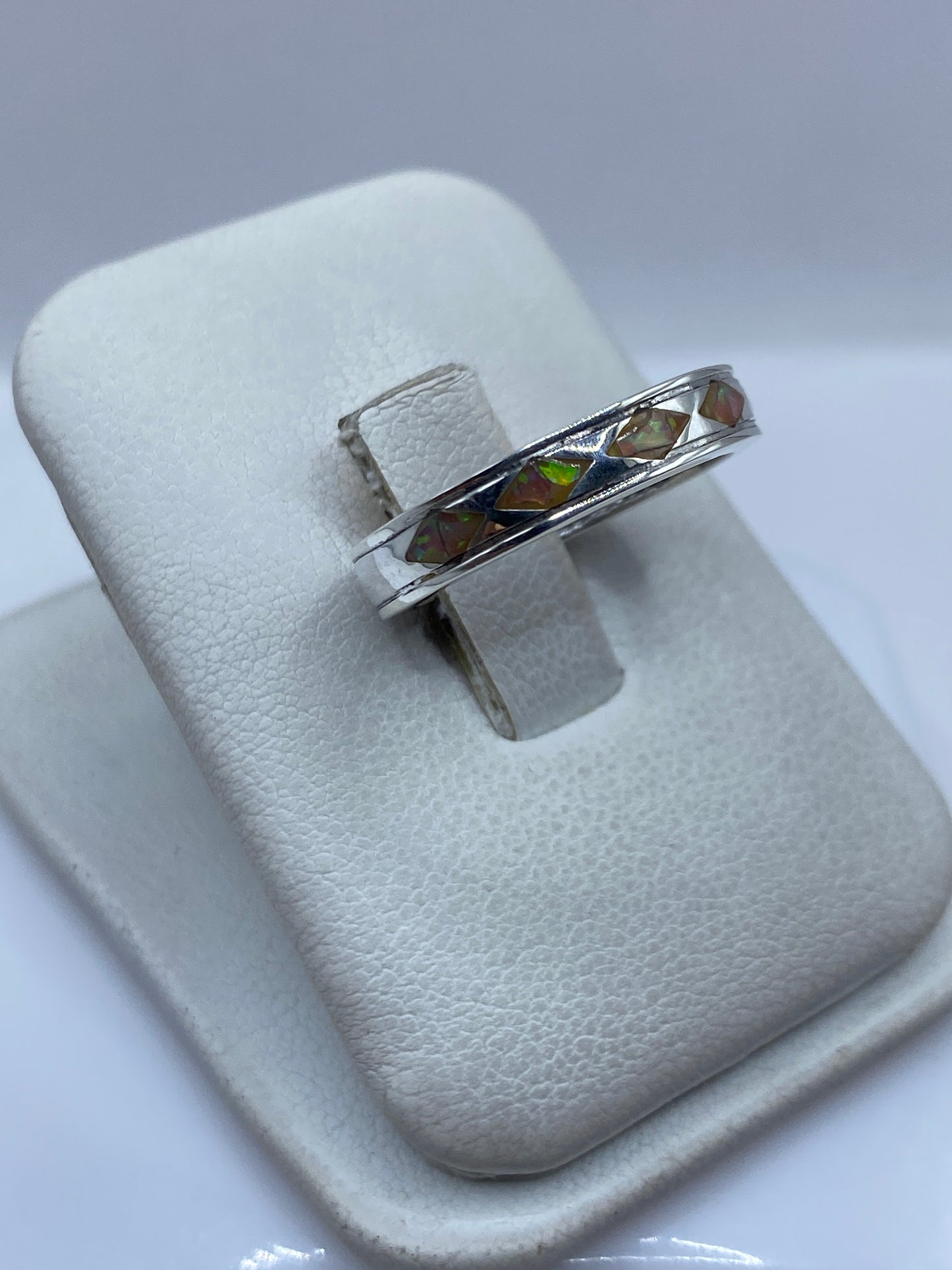 Detalle del Ópalo de Fuego con juego de colores en el anillo de plata