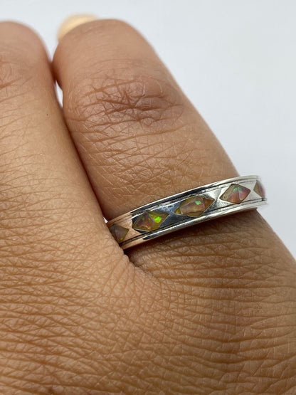 Anillo de plata .950 en la mano, mostrando el Quinto y el Ópalo