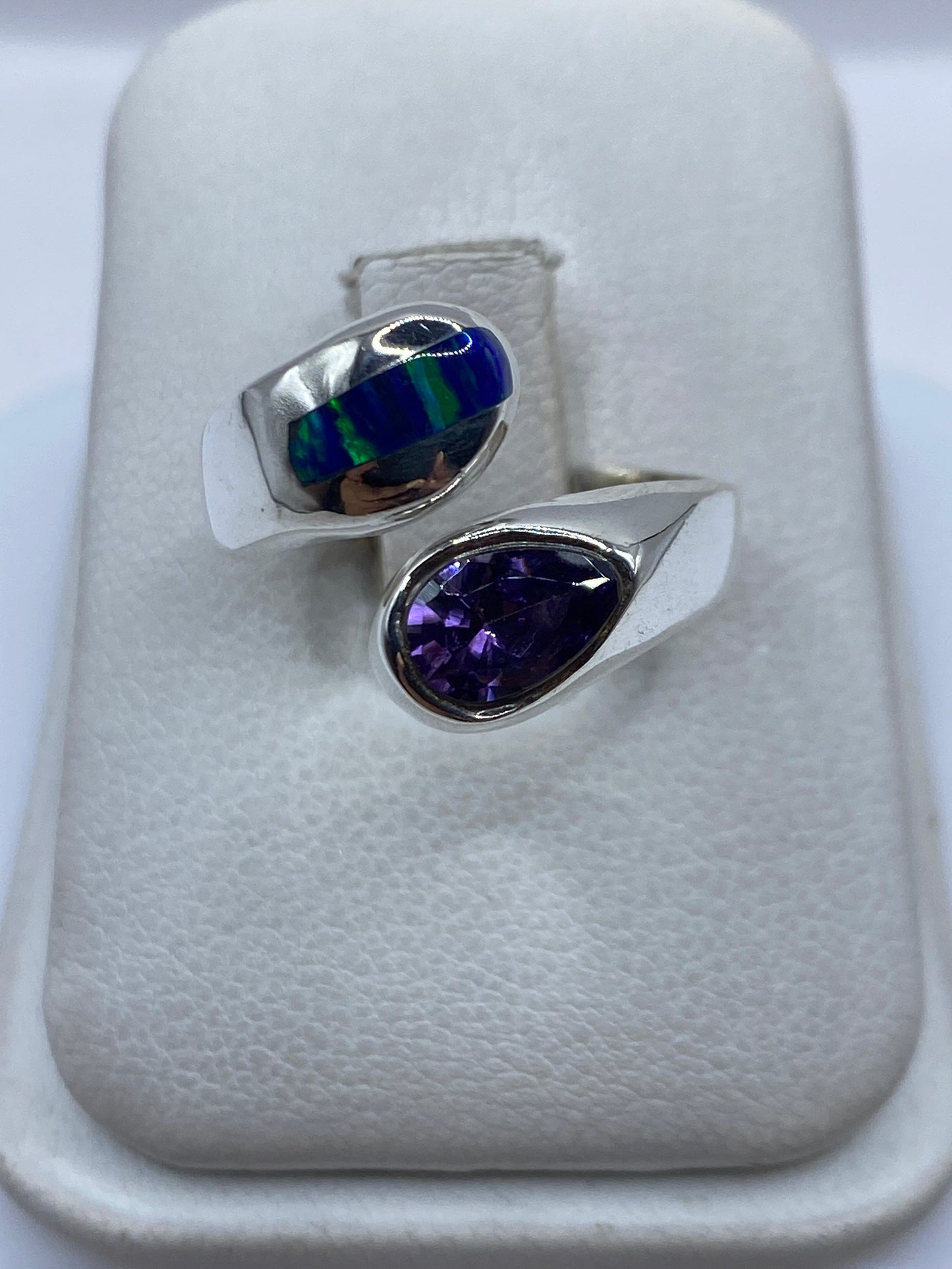 Anillo ajustable de plata .950 con ópalo de fuego azul profundo, vista desde arriba