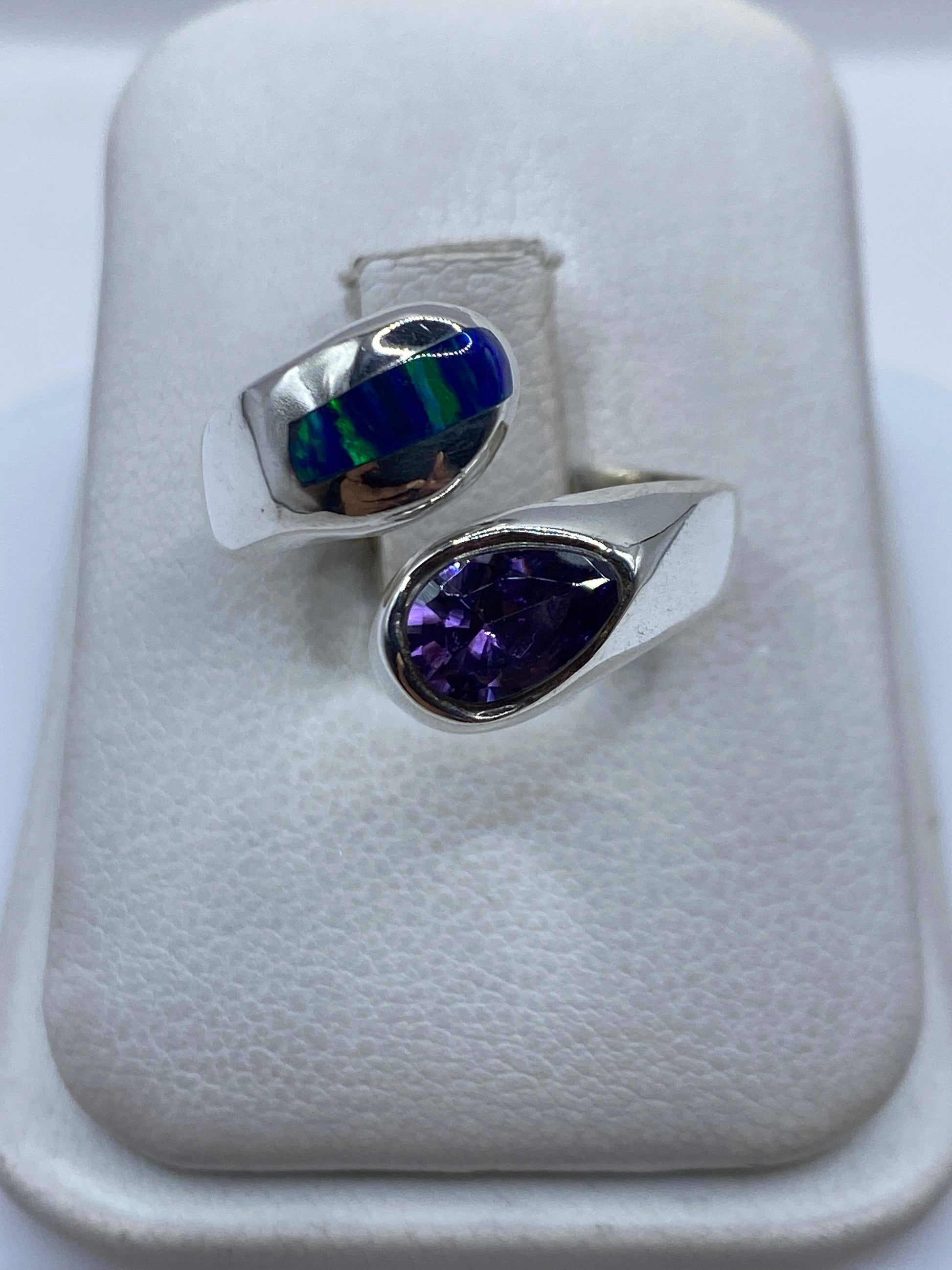 Anillo ajustable de plata .950 con ópalo de fuego azul profundo, vista desde arriba