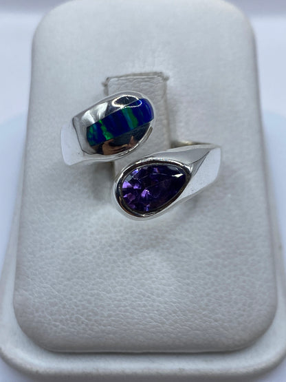 Anillo ajustable de plata .950 con ópalo de fuego azul profundo, vista desde arriba