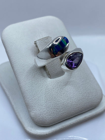 Detalle del engaste a mano del ópalo azul en plata .950