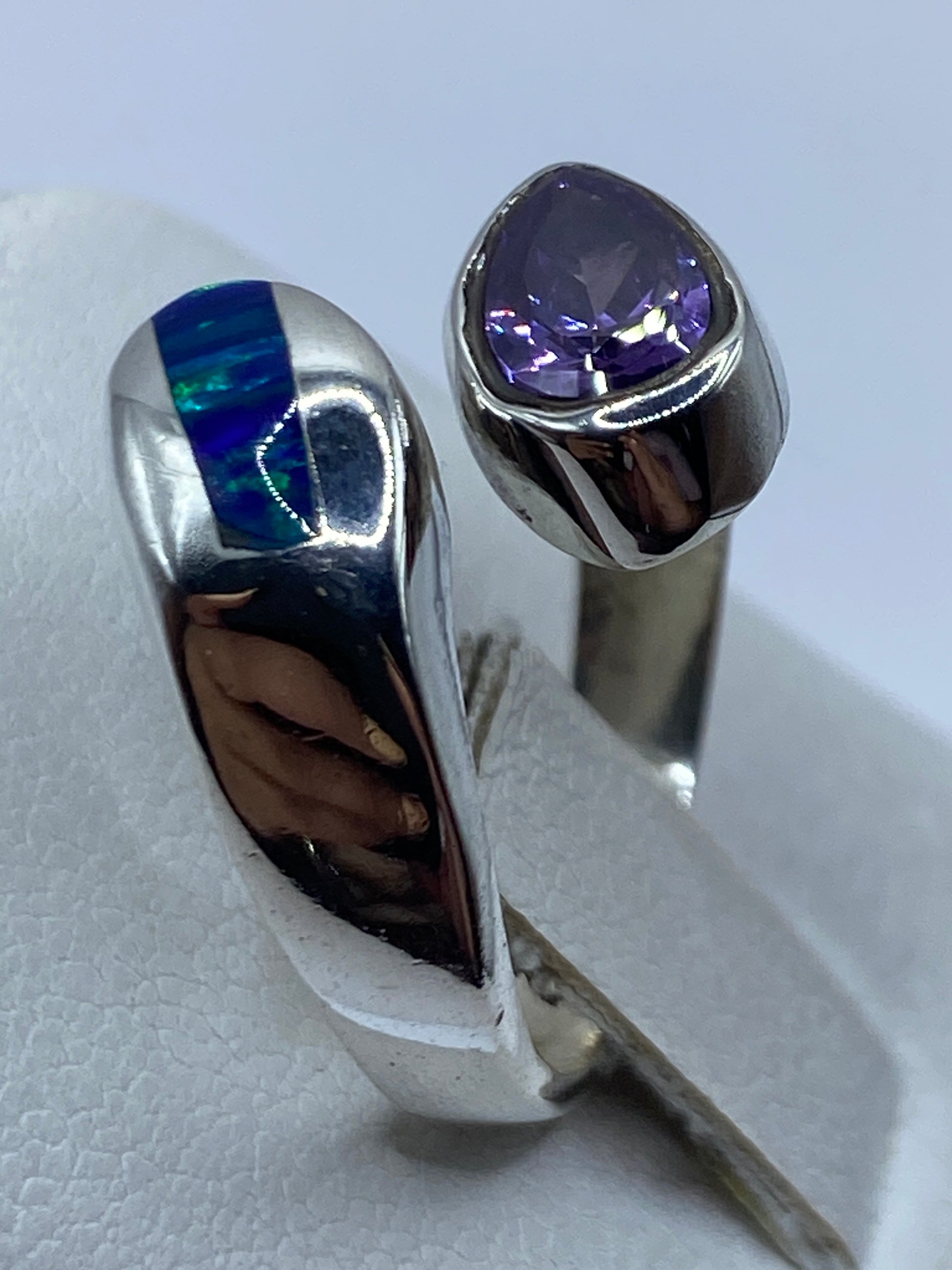 Anillo sobre dedo, mostrando el ajuste cómodo y el brillo del ópalo