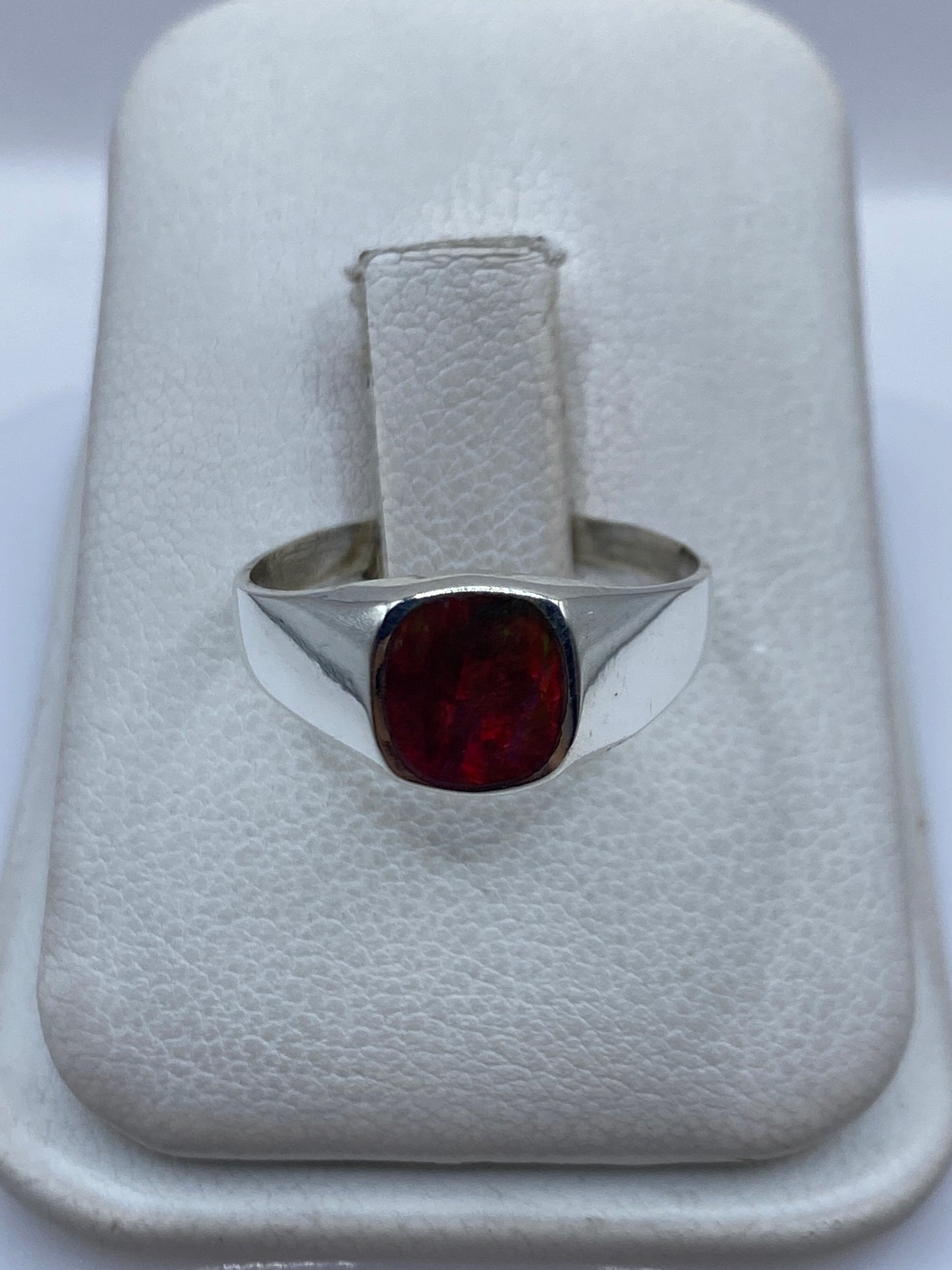 Anillo de plata .950 con ópalo de fuego multicolor engastado en banda minimalista