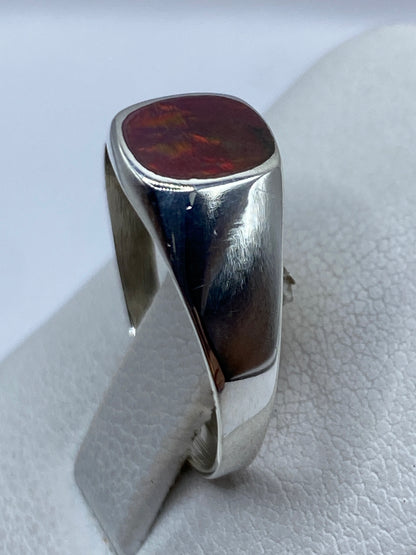 Detalle lateral del anillo en plata .950 pulida y el engaste del ópalo