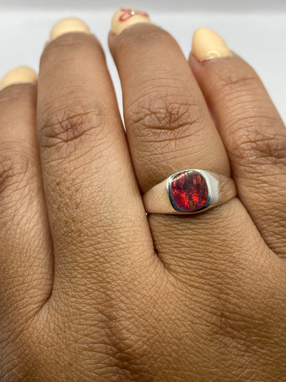 Anillo sobre fondo blanco mostrando el Quinto .950 en el interior