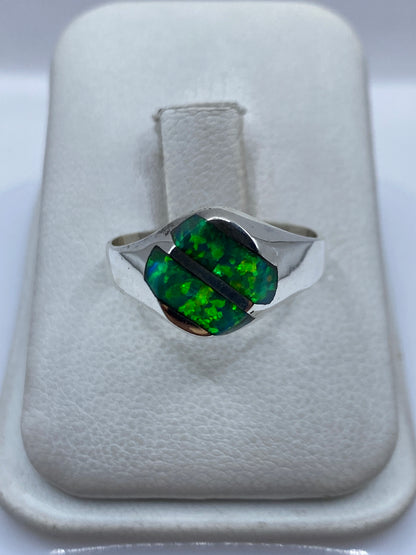 Anillo de plata con ópalo de fuego verde limón en caja de presentación blanca