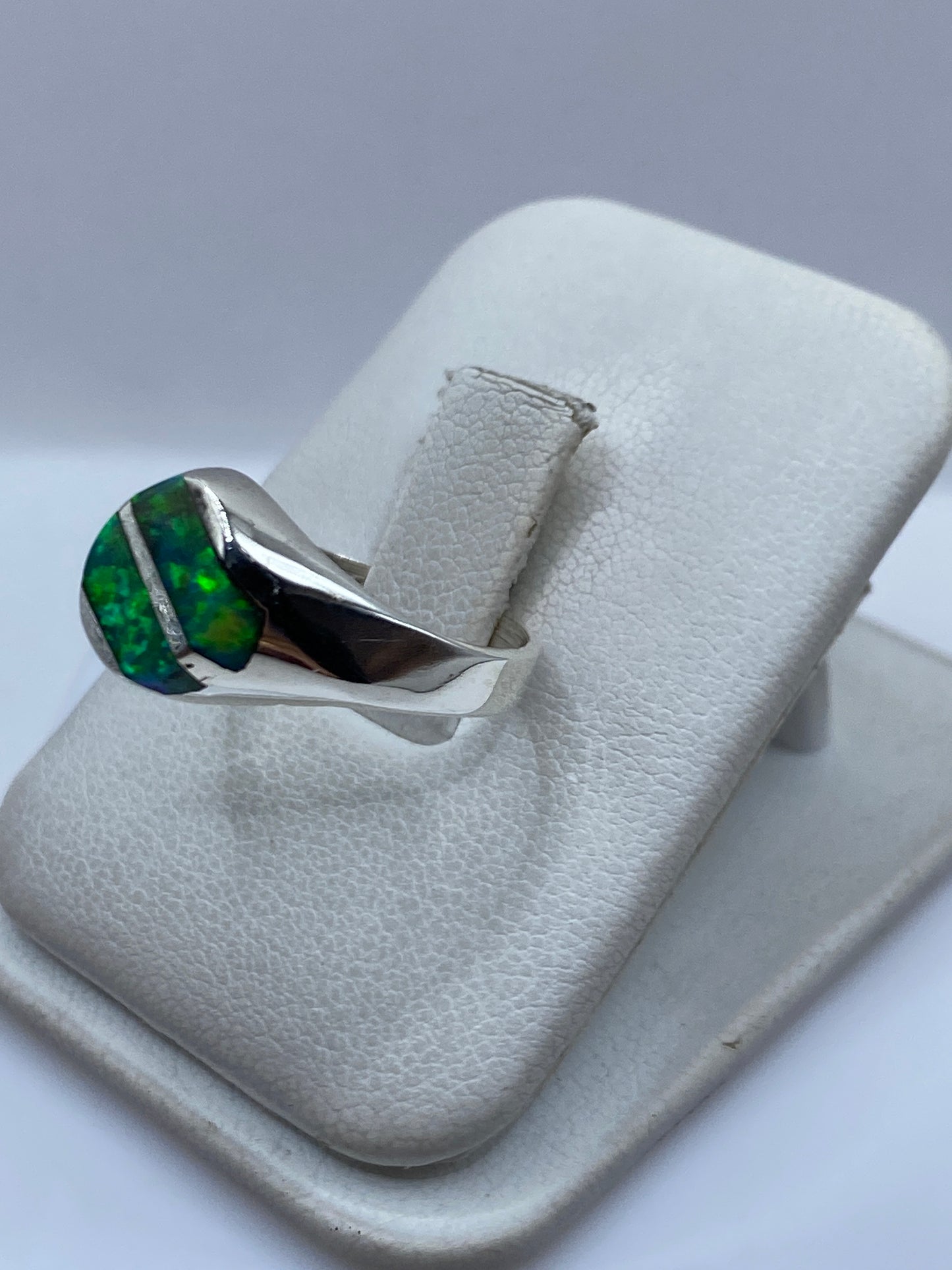 Detalle del engaste a mano del ópalo de fuego en anillo de plata .950
