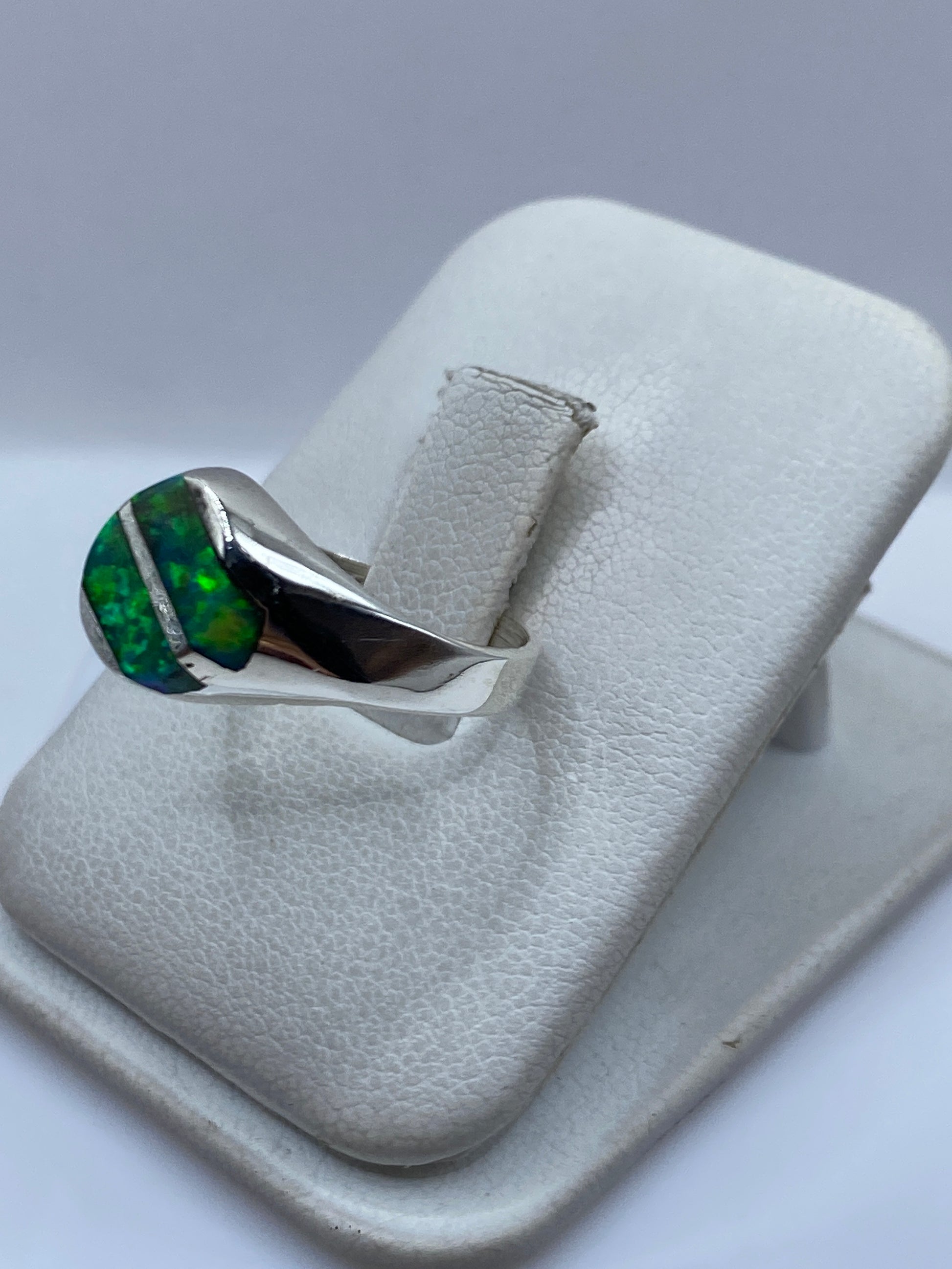Detalle del engaste a mano del ópalo de fuego en anillo de plata .950