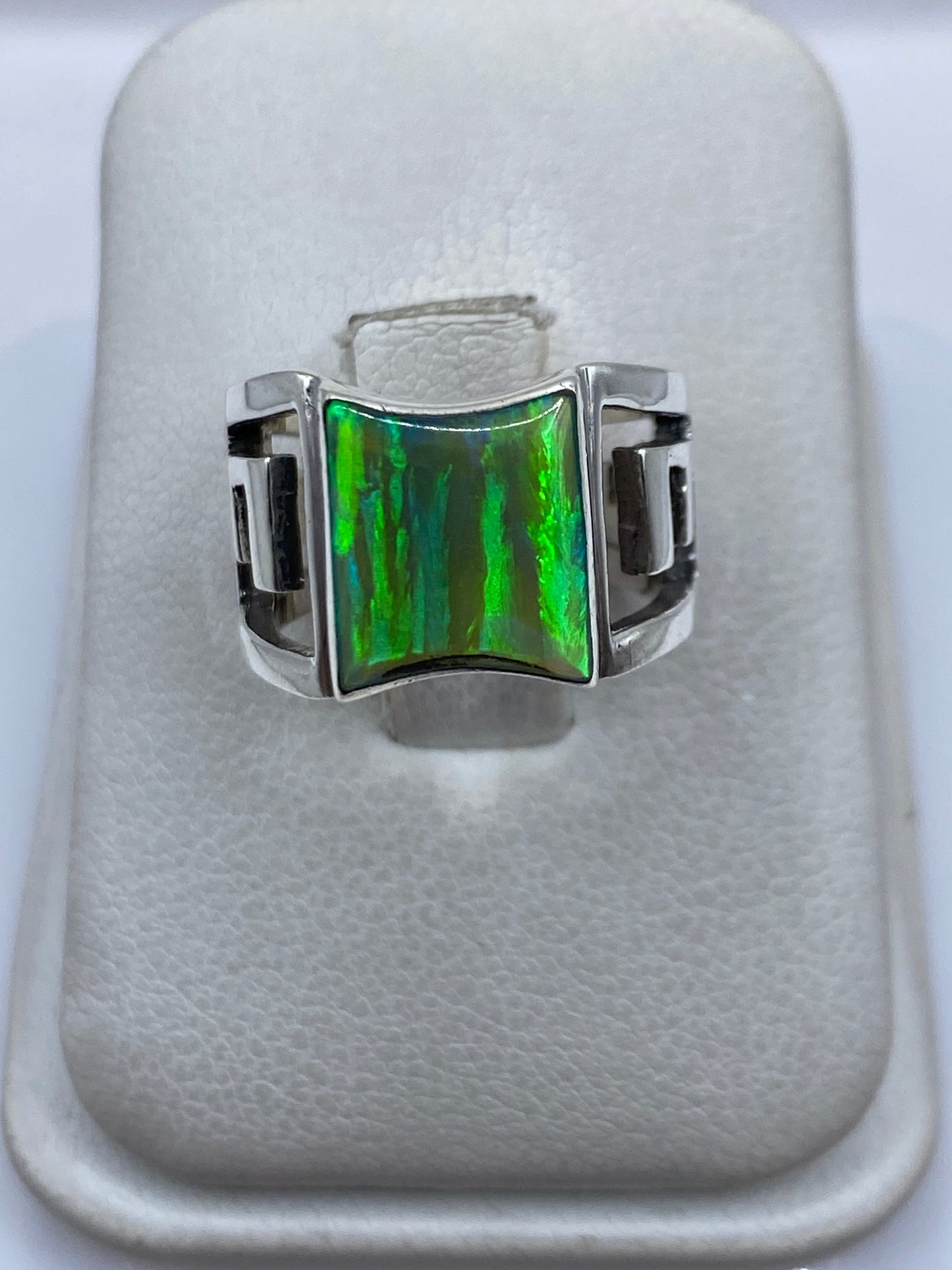 Anillo de plata .950 con ópalo de fuego verde limón en marcos geométricos escalonados