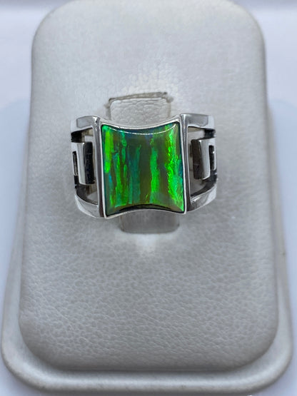 Anillo de plata .950 con ópalo de fuego verde limón en marcos geométricos escalonados