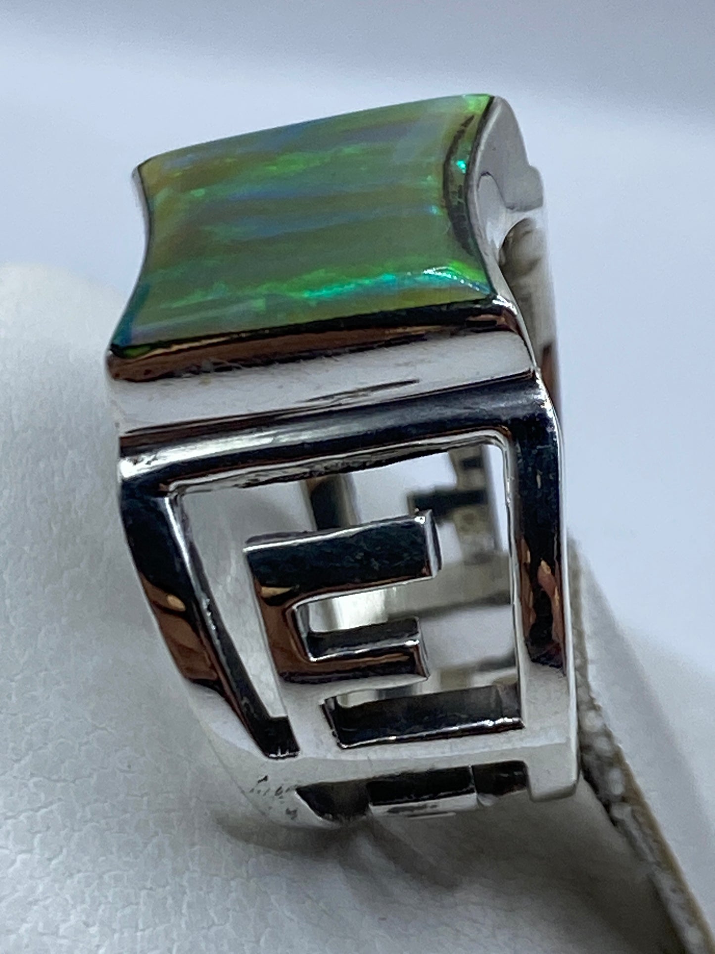 Anillo de plata pura en la mano, ópalo brillante engastado a mano