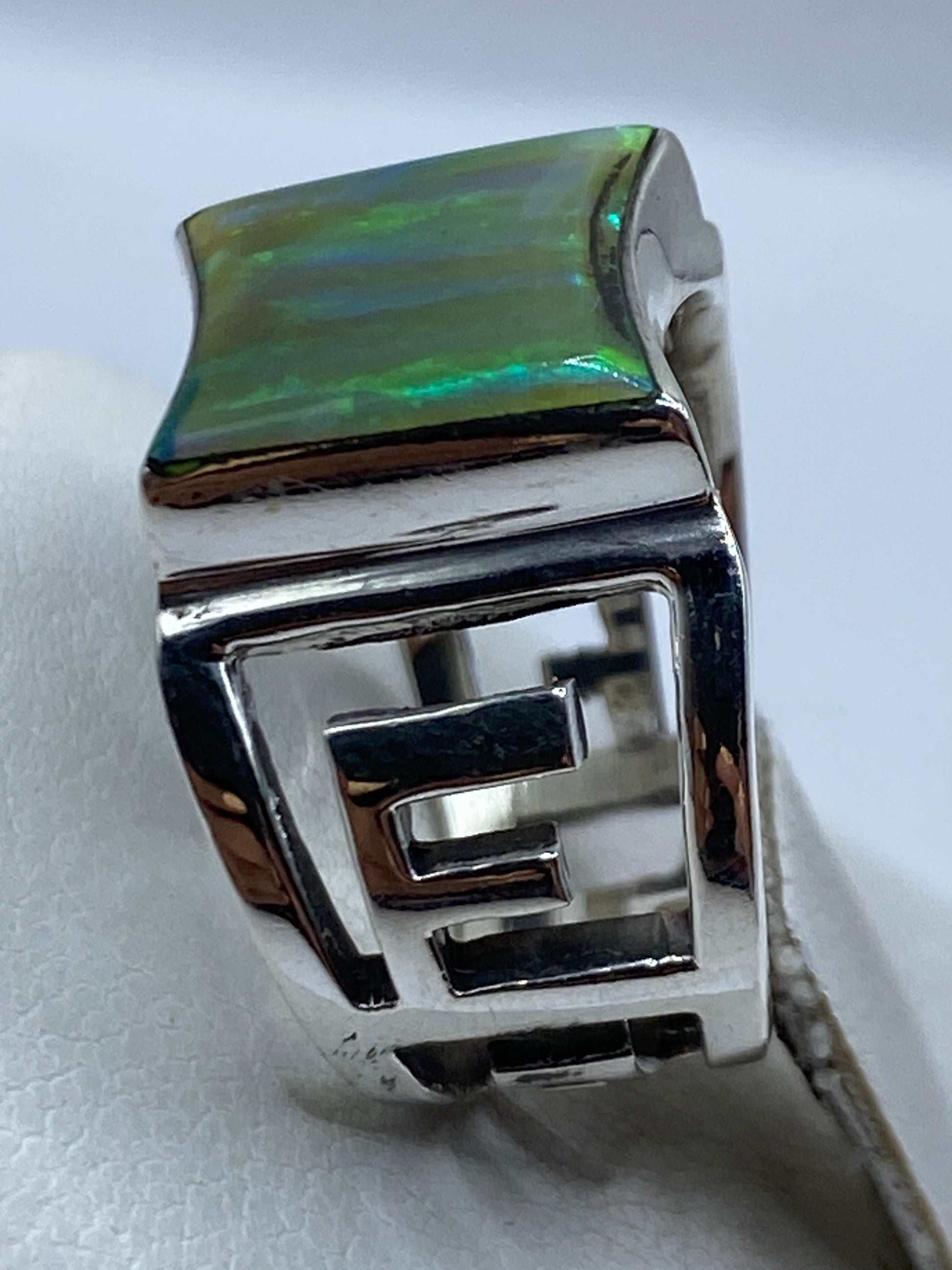 Anillo de plata pura en la mano, ópalo brillante engastado a mano