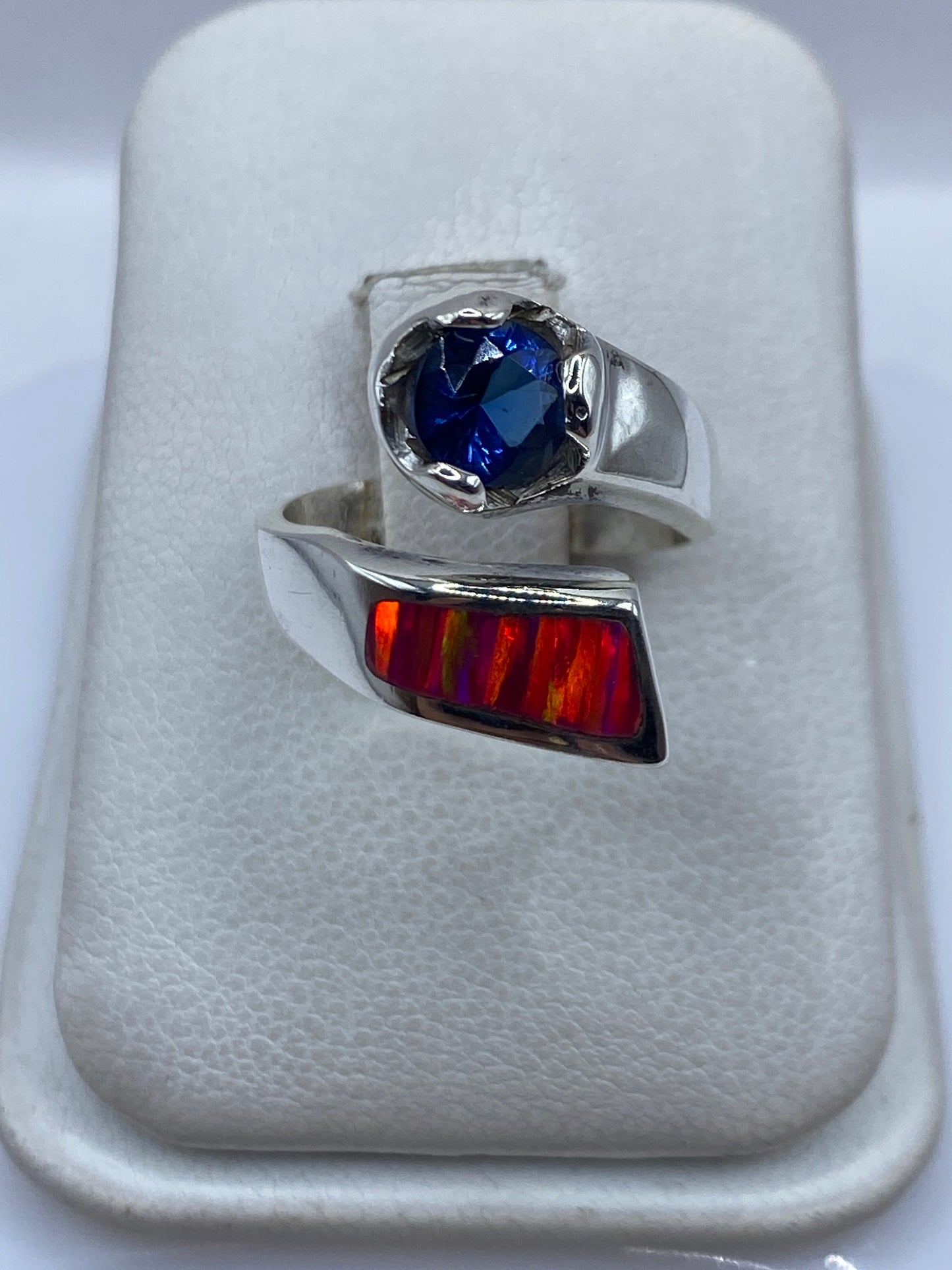 Anillo de plata ajustable con ópalo de fuego rosa en caja de presentación
