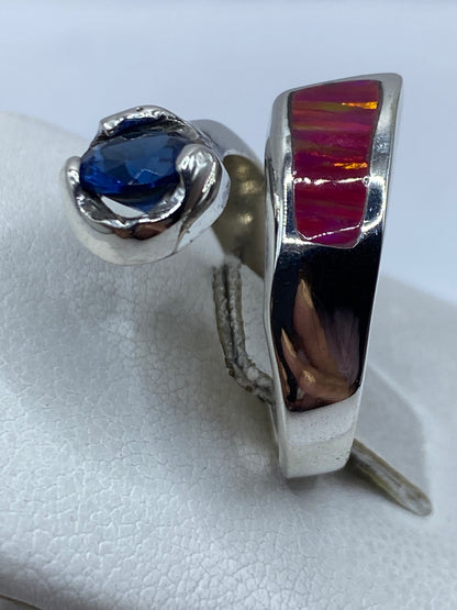 Anillo de plata .950 ajustable en la mano, con ópalo de fuego brillando