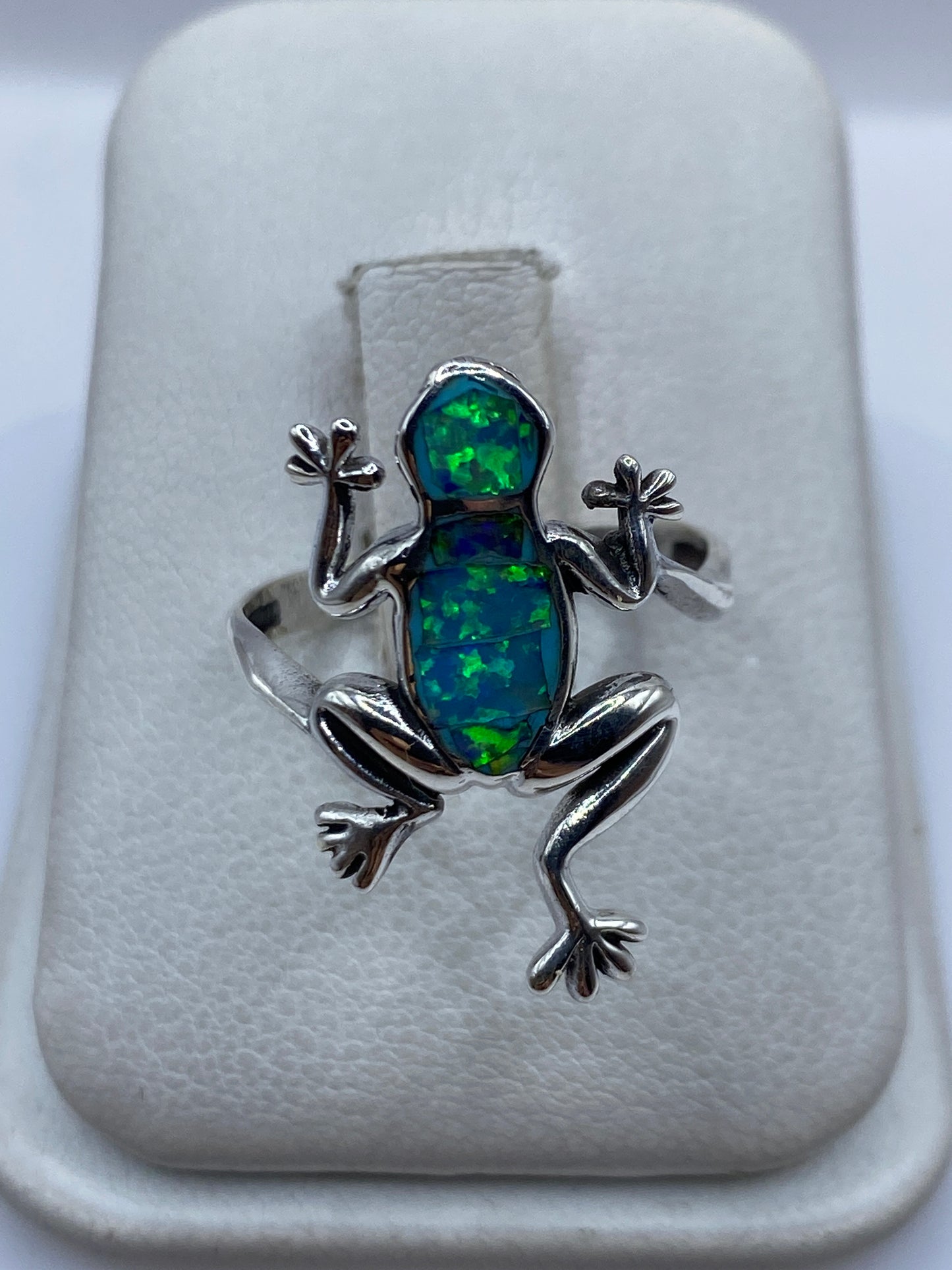 Anillo de plata .950 con ópalo de fuego azul cielo en la mano de una mujer