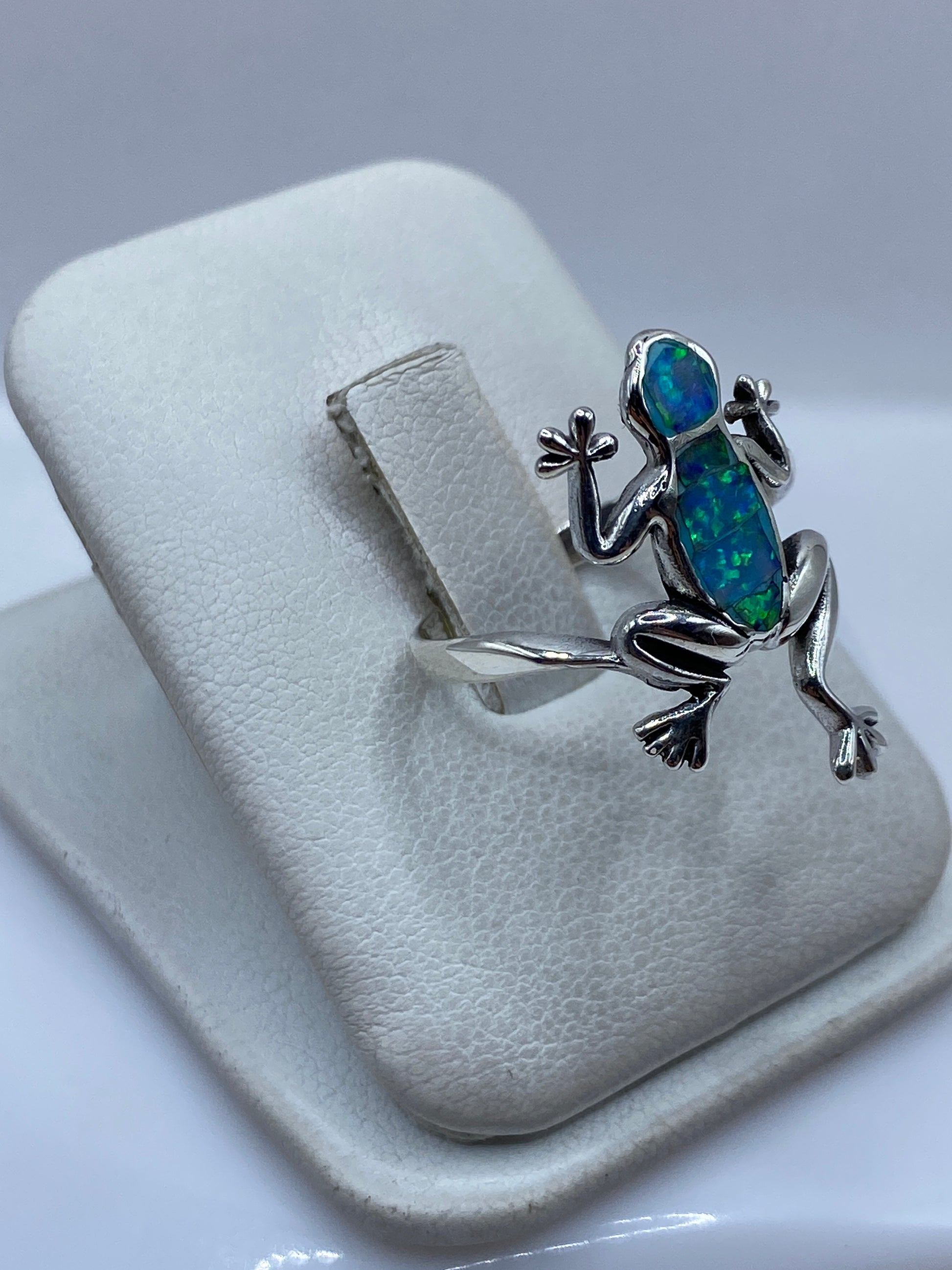 Vista frontal del anillo con ópalo de fuego mostrando los reflejos azules