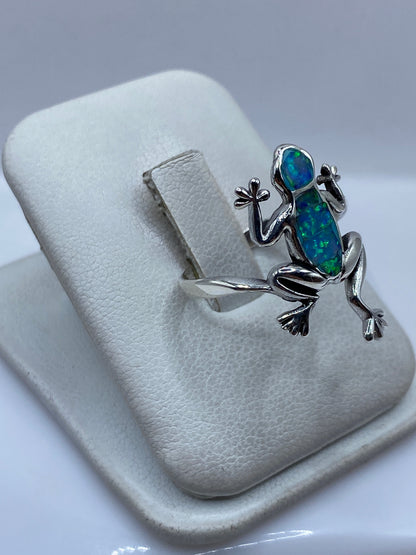 Vista frontal del anillo con ópalo de fuego mostrando los reflejos azules
