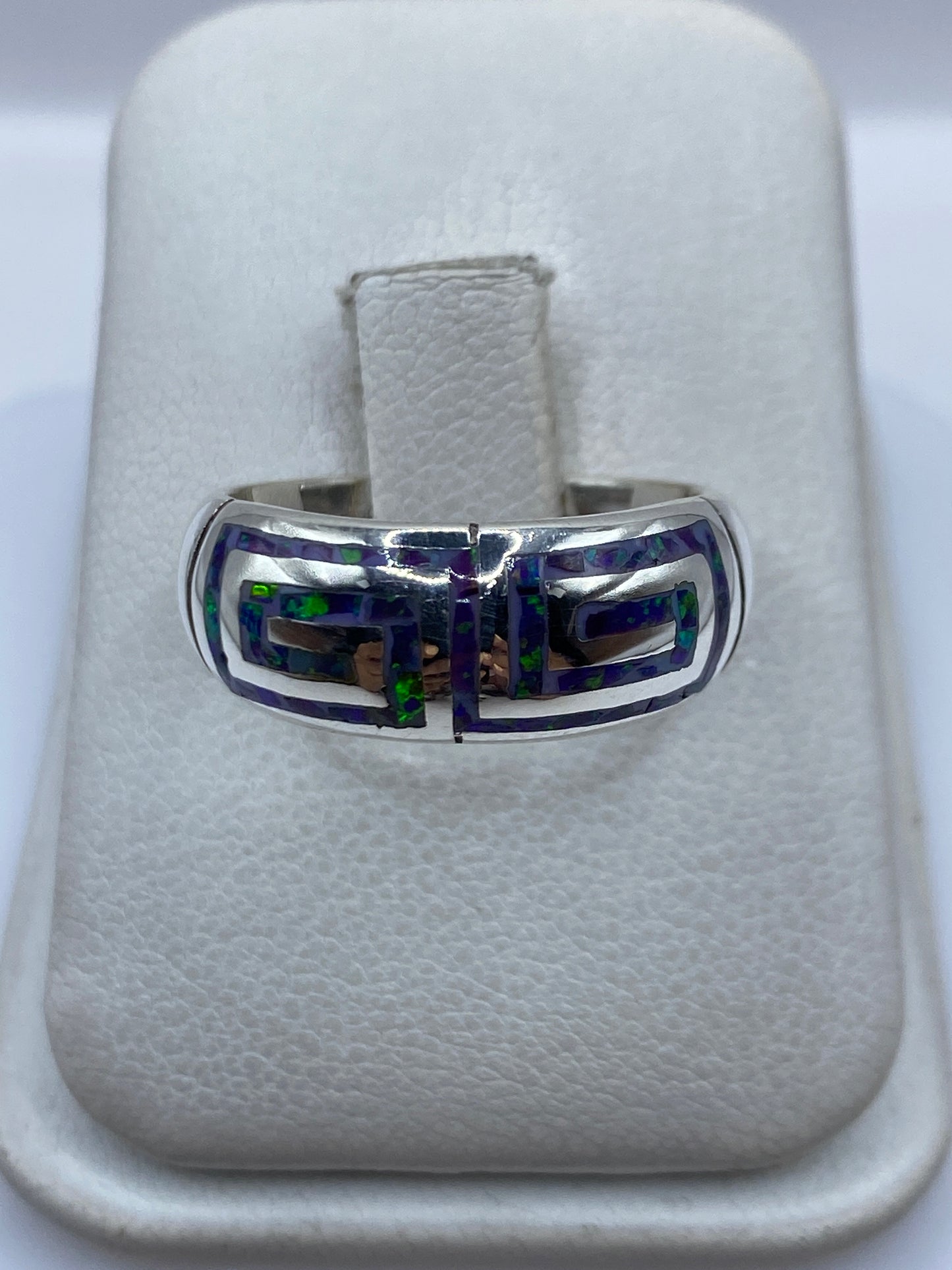 Anillo de plata .950 con ópalo de fuego morado mostrando reflejos iridiscentes