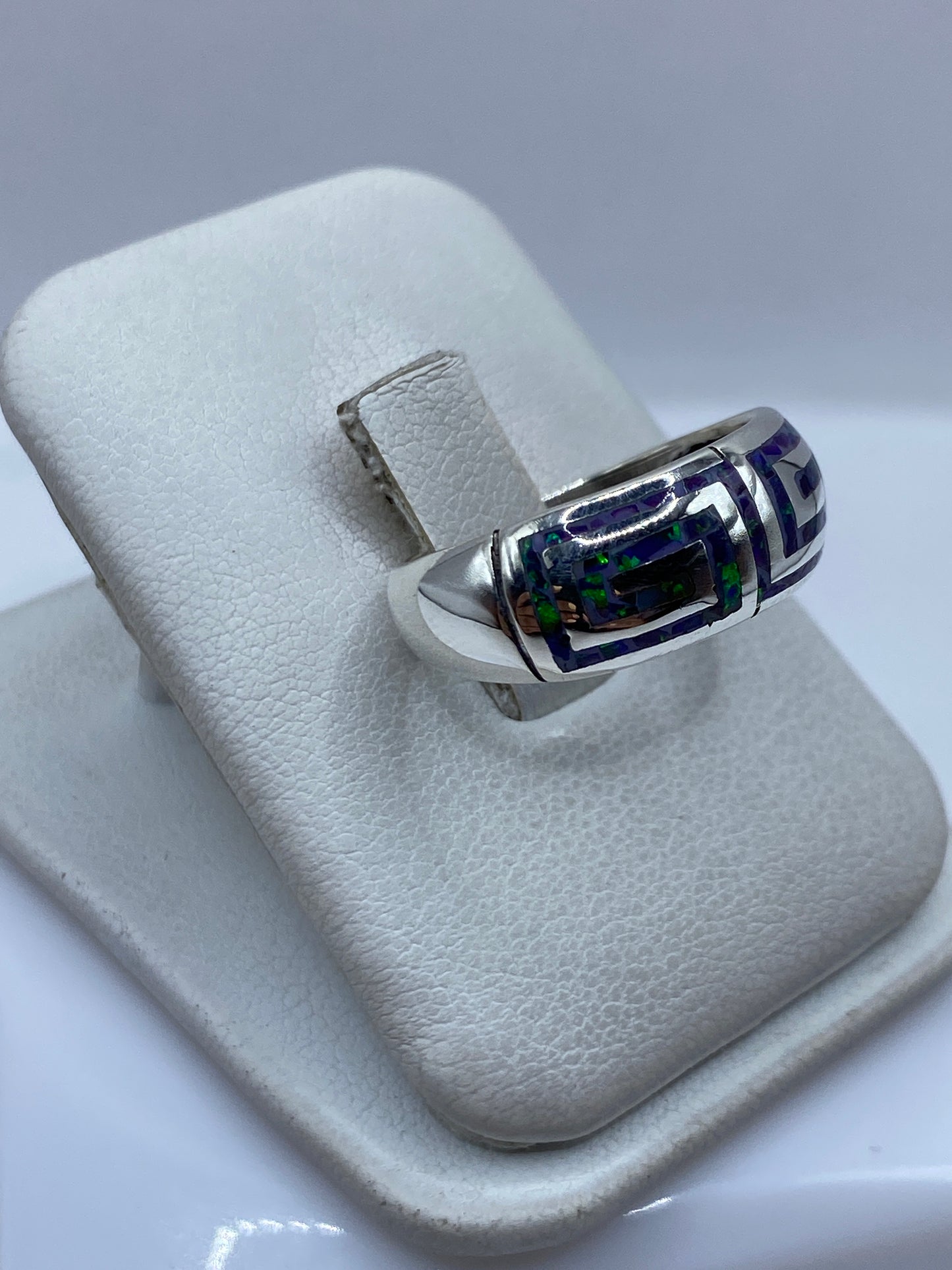 Detalle del engastado a mano y la composición geométrica del anillo