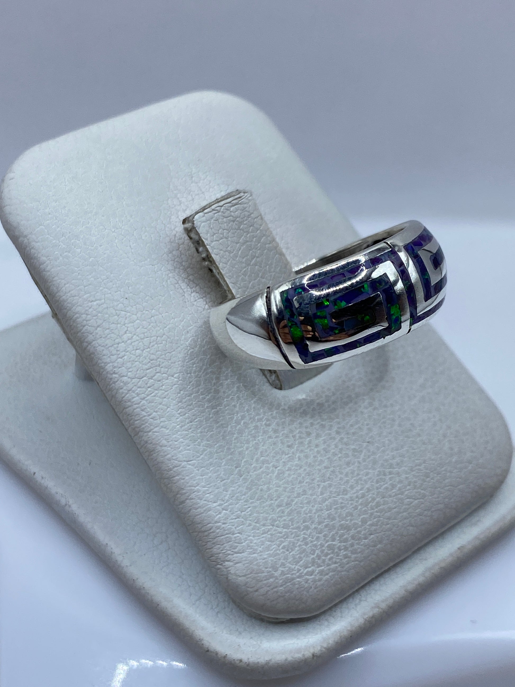 Detalle del engastado a mano y la composición geométrica del anillo