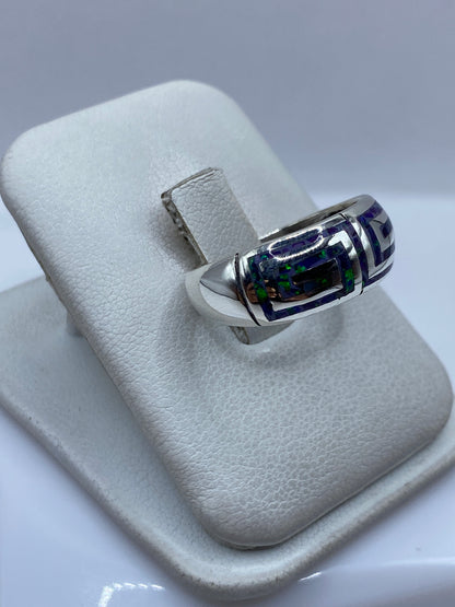 Detalle del engastado a mano y la composición geométrica del anillo