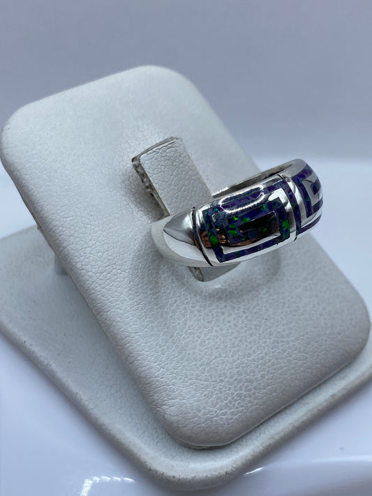 Detalle del engastado a mano y la composición geométrica del anillo
