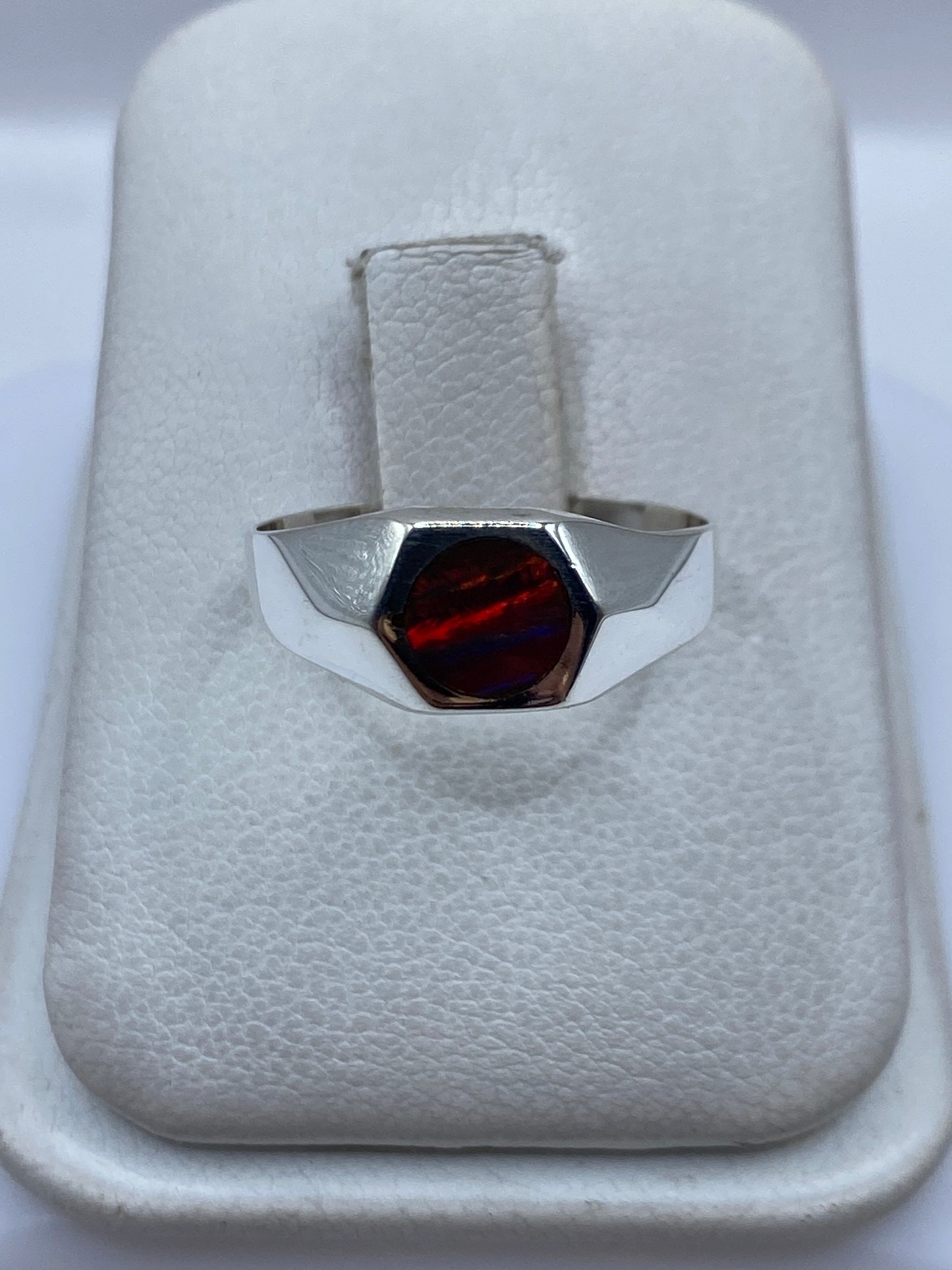 Anillo de plata .925 con ópalo de fuego multicolor en sello hexagonal