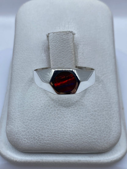 Anillo de plata .925 con ópalo de fuego multicolor en sello hexagonal