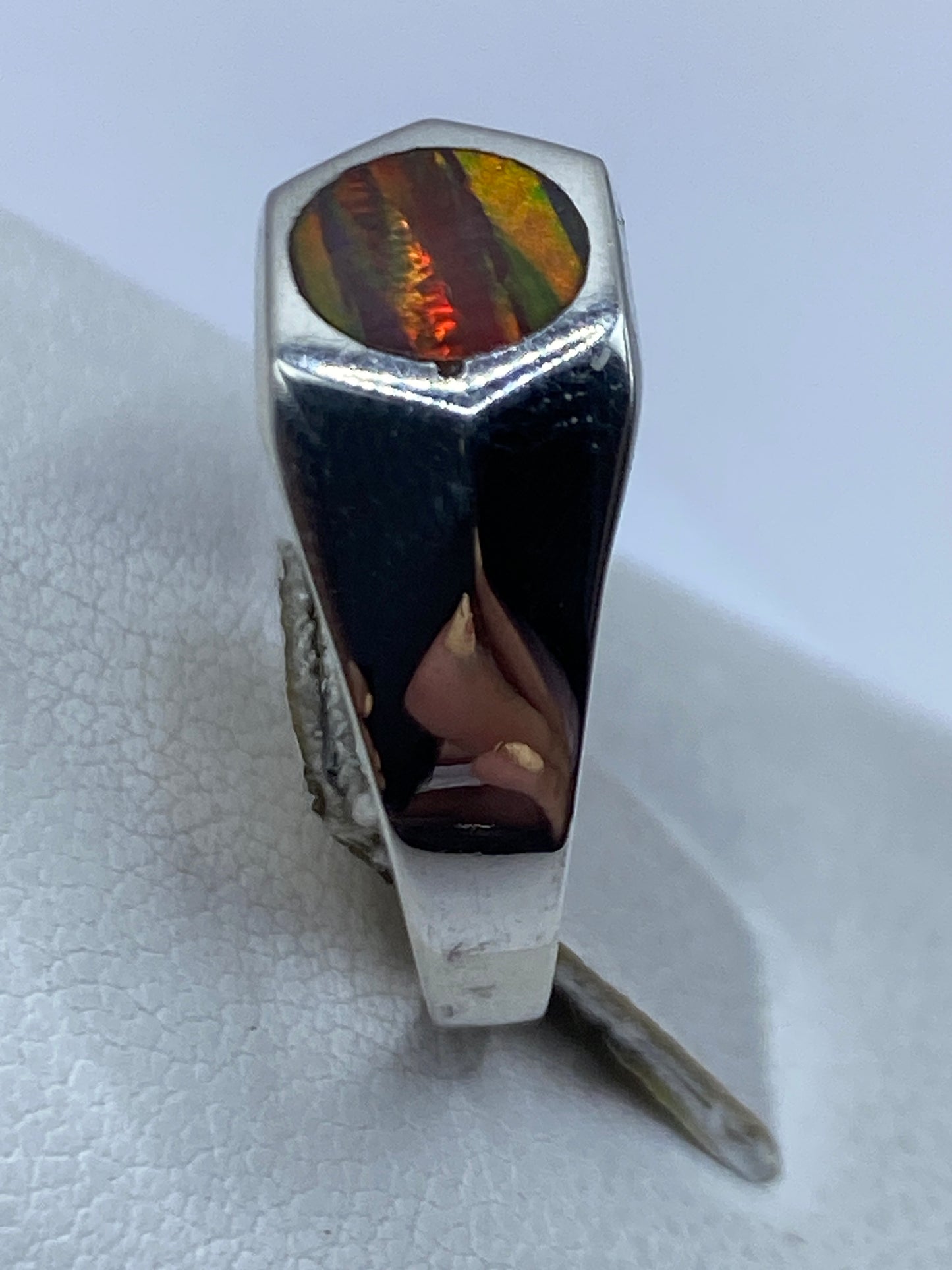 Lado del anillo en plata pulida con marca .925