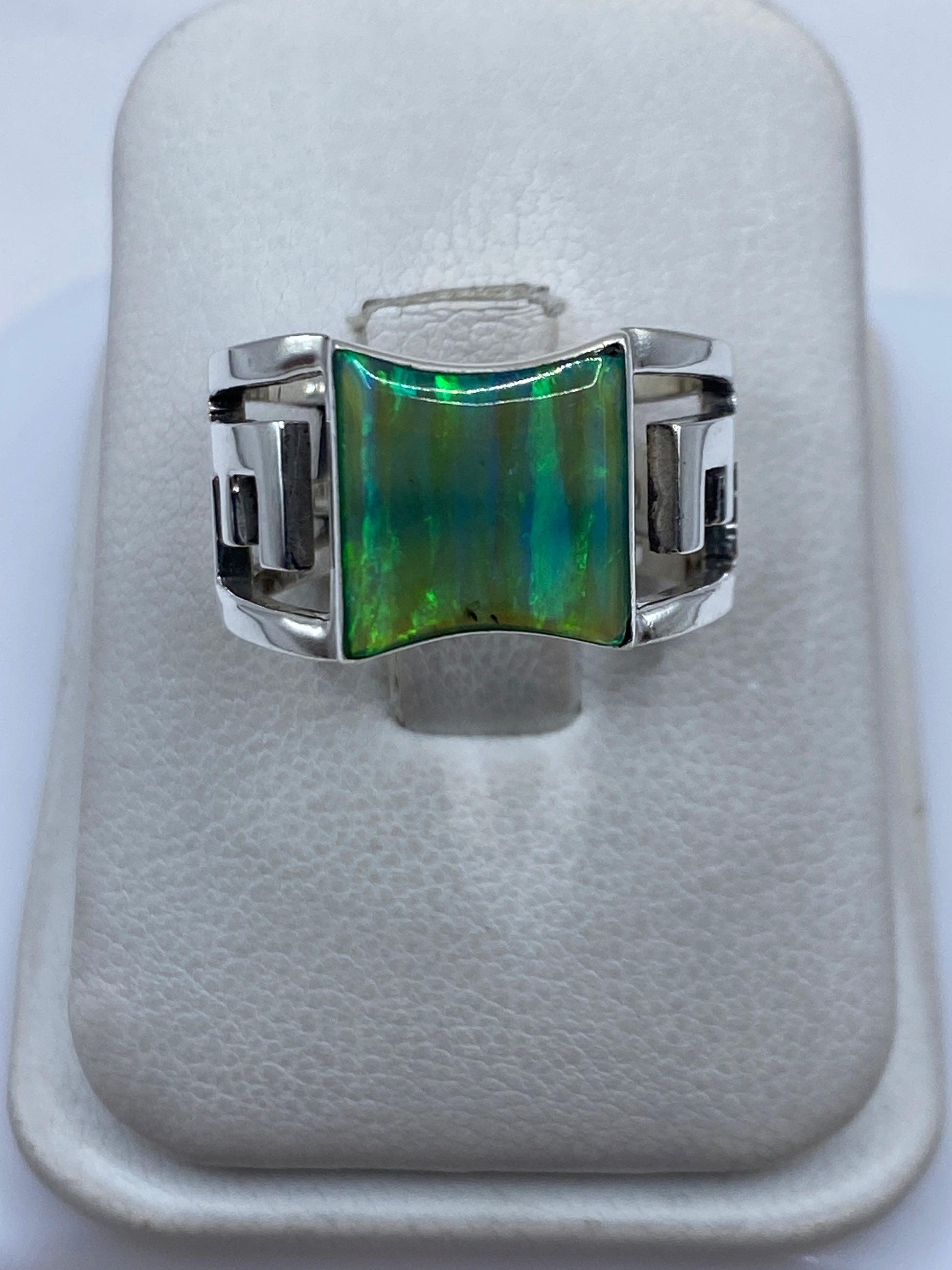 Anillo de plata .950 con ópalo de fuego verde limón en dedo, vista frontal geométrica