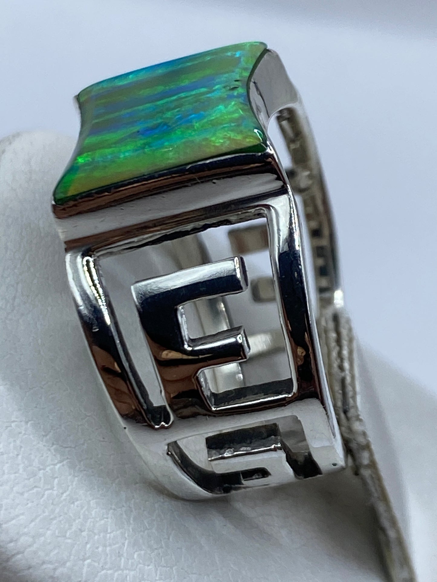 Anillo en vista lateral mostrando brazos abiertos y espesor de la plata .950
