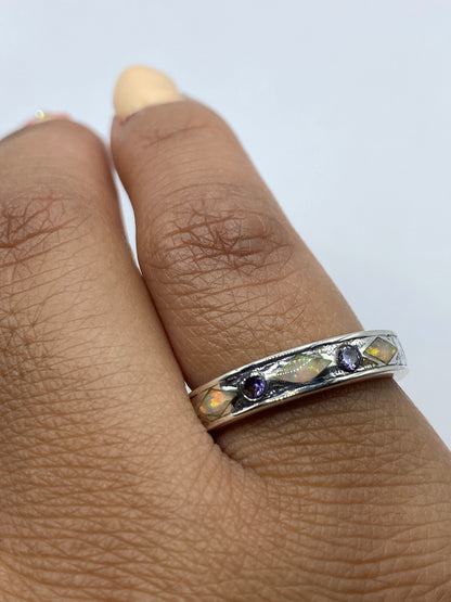 Anillo en el dedo mostrando los tonos vivos del ópalo sobre la piel
