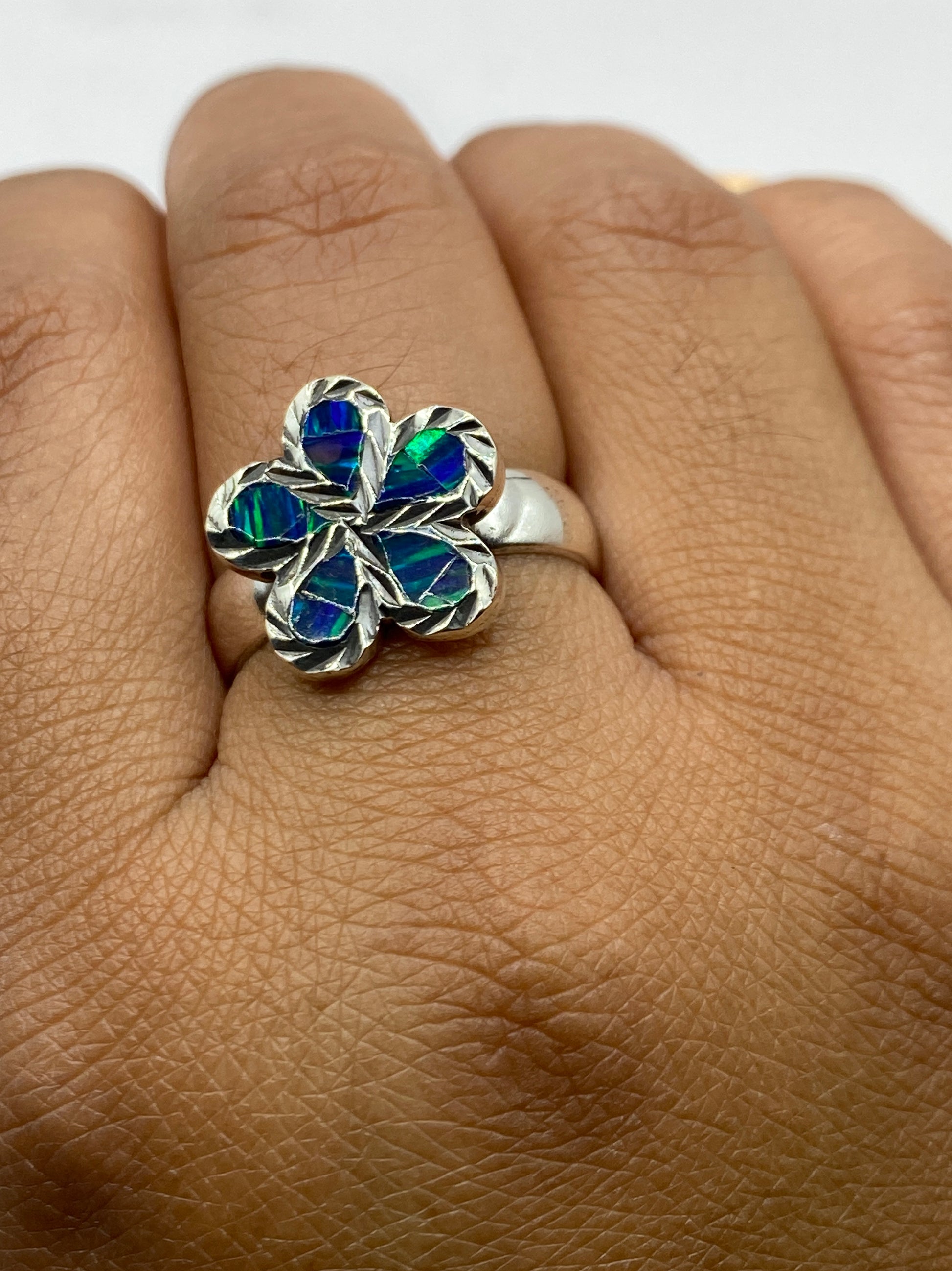 Anillo sobre fondo blanco mostrando el Quinto 950 en la banda