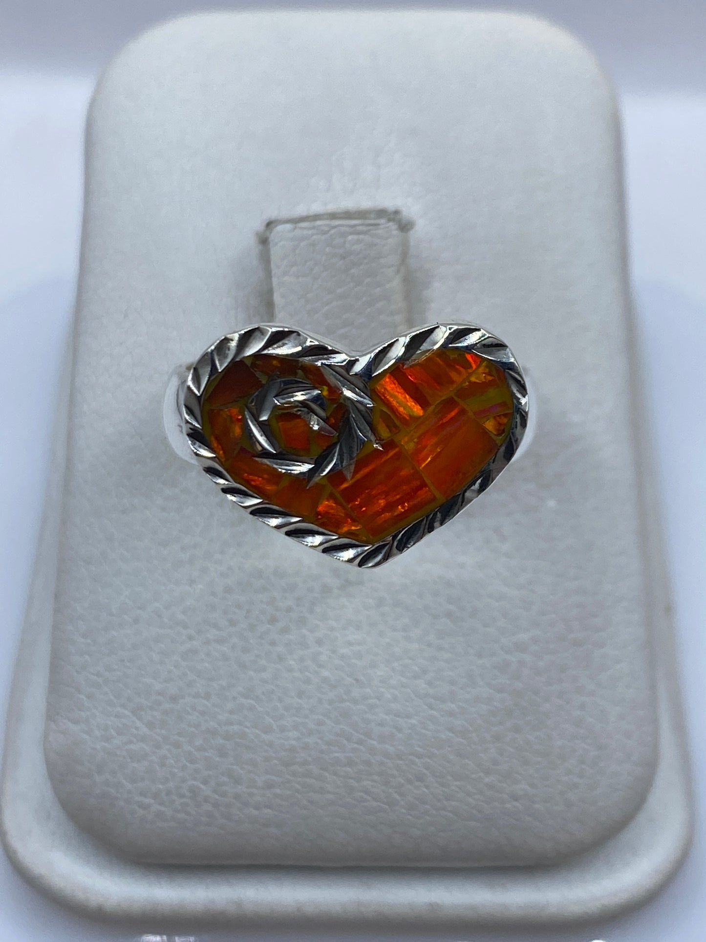 Anillo de plata .950 con ópalo de fuego naranja en forma de corazón