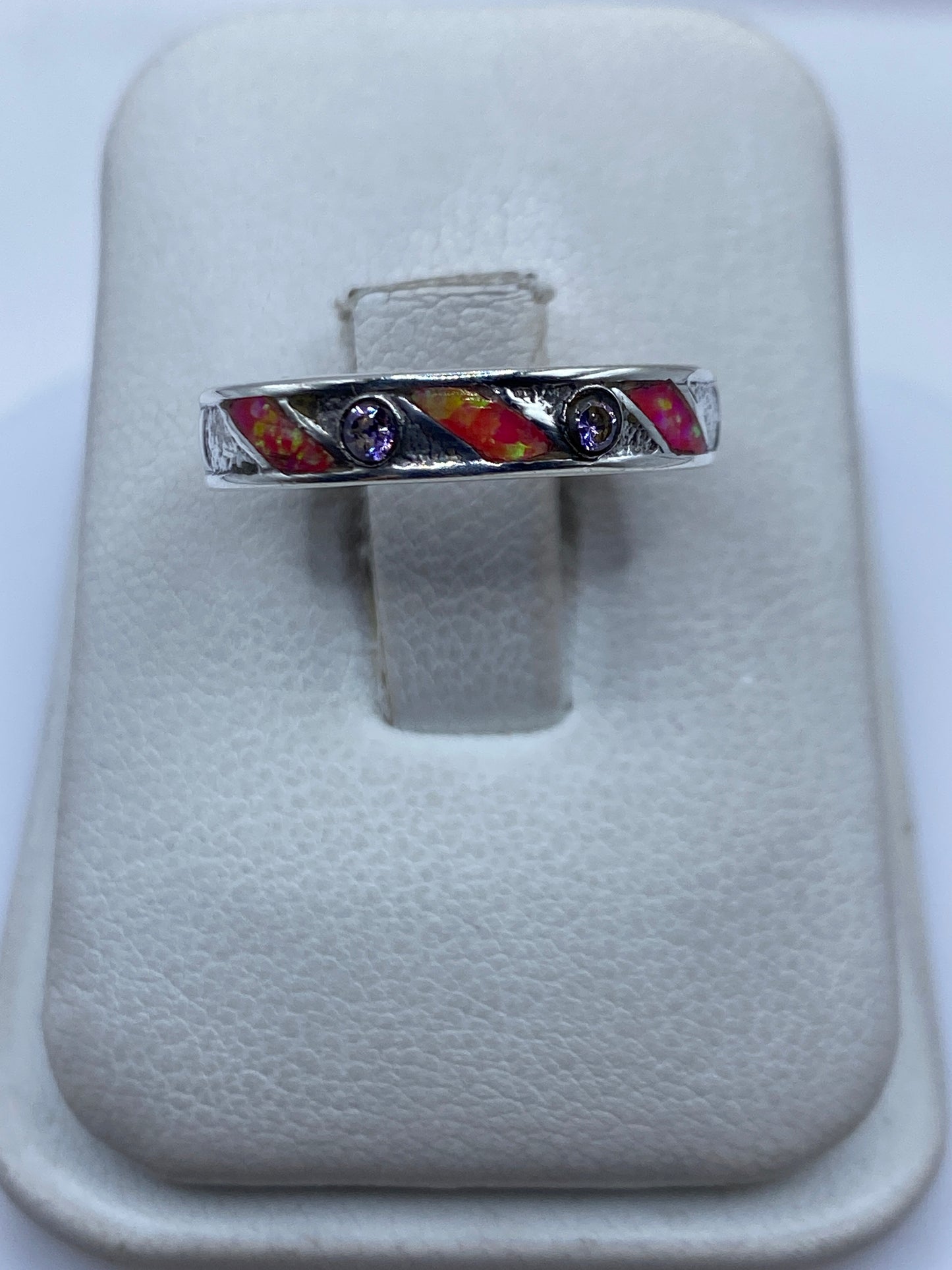 Anillo de plata .950 con ópalo de fuego rosa engastado, visto de frente en estuche blanco