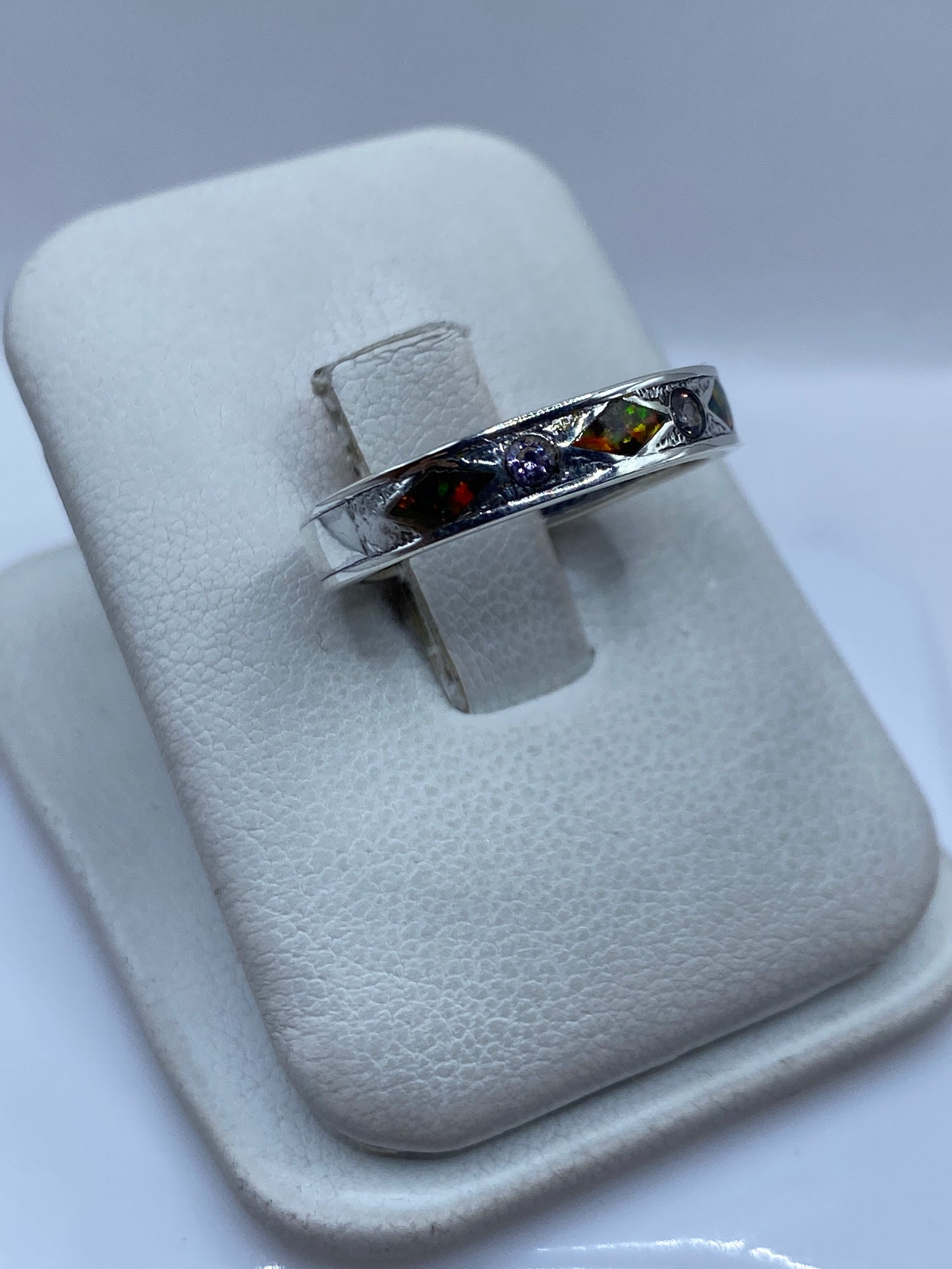 Vista frontal del anillo de engaste de ópalo de fuego multicolor en plata Taxco