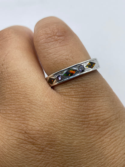 Anillo sobre fondo blanco mostrando el Quinto .950 en el interior