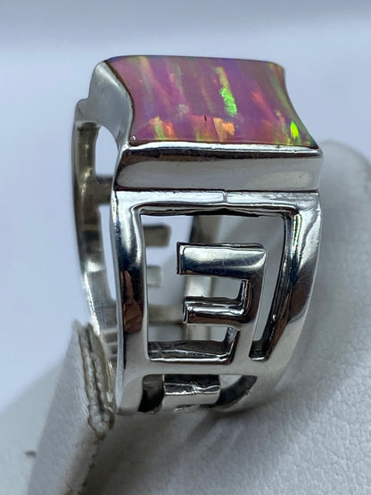 Detalle lateral del engaste a mano del ópalo en anillo de plata .950