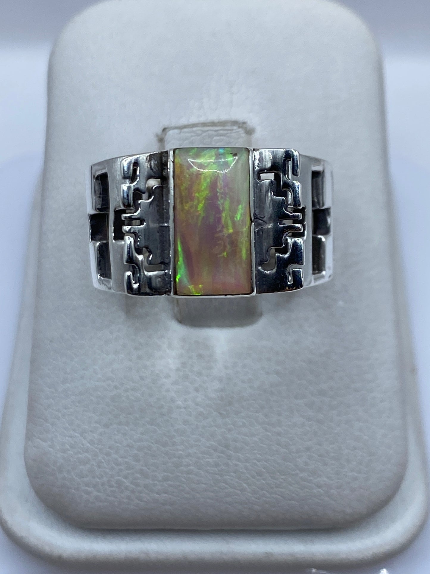 Anillo de plata .950 prehispánico con ópalo de fuego iridiscente en vista frontal