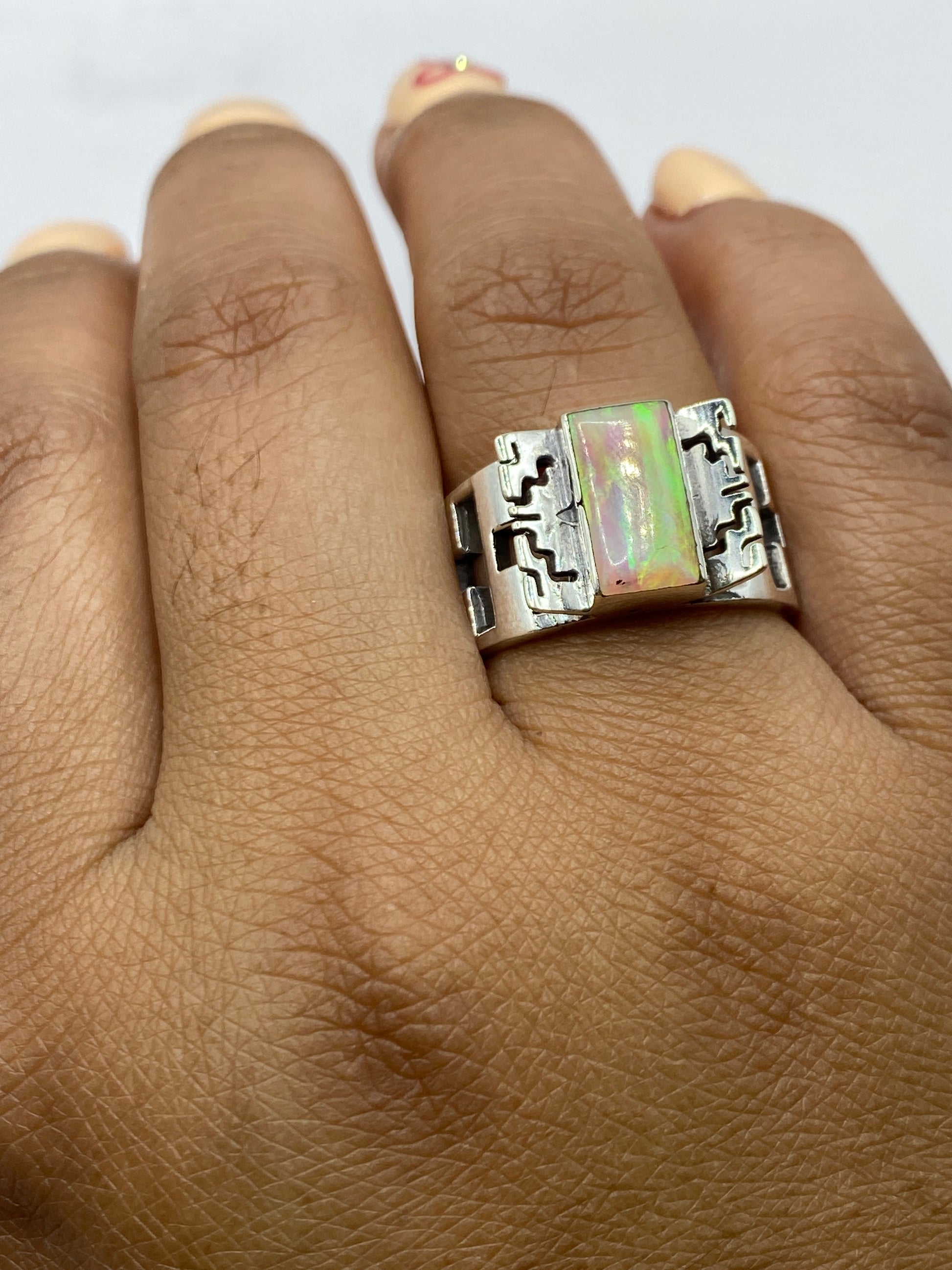 Anillo sobre fondo blanco con el sello .950 visible en el interior