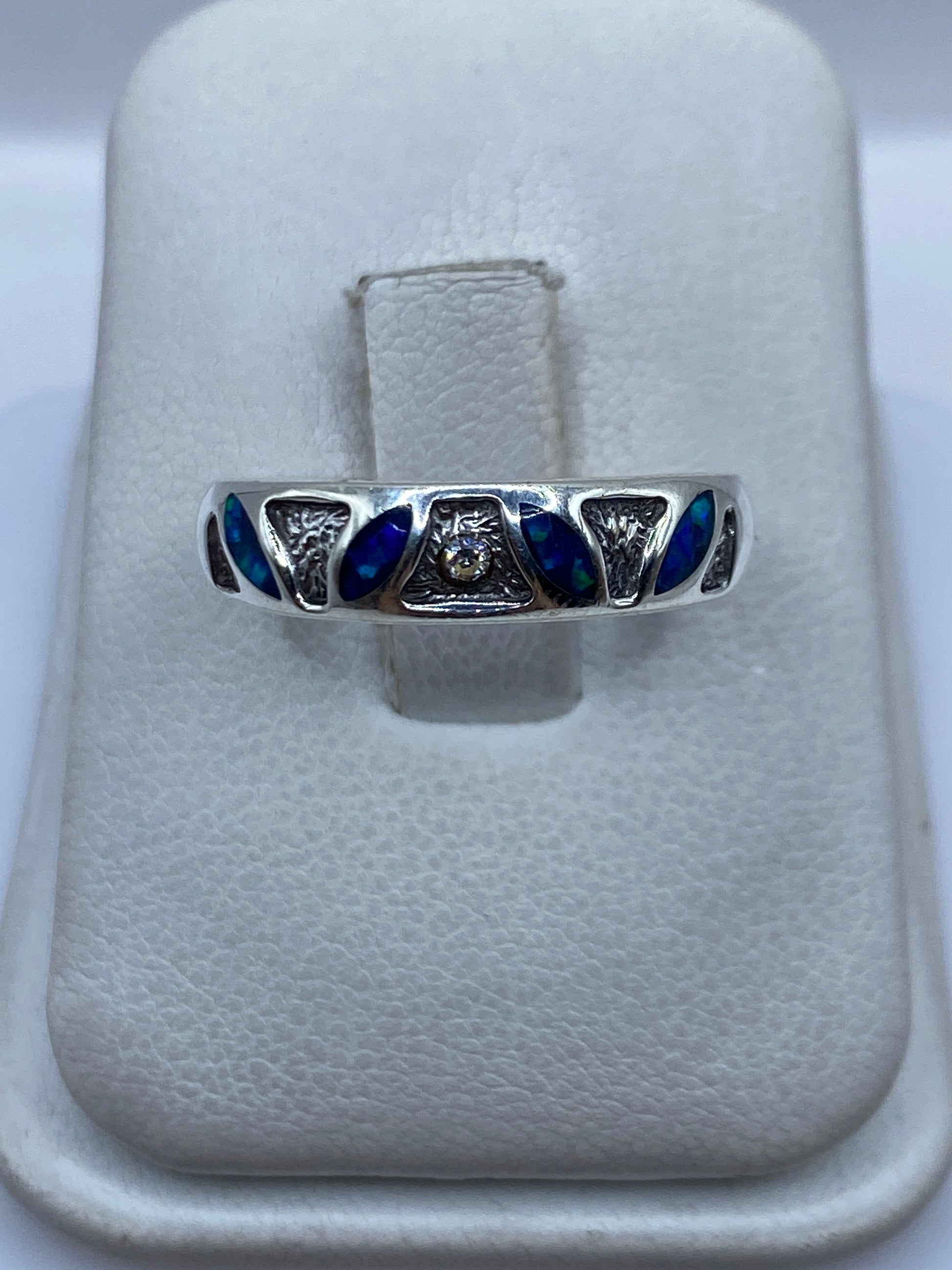 Anillo de plata .950 con ópalo de fuego azul en estuche blanco, vista frontal