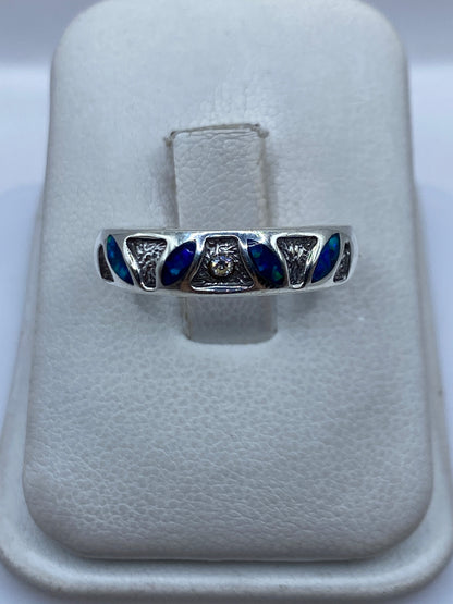 Anillo de plata .950 con ópalo de fuego azul en estuche blanco, vista frontal