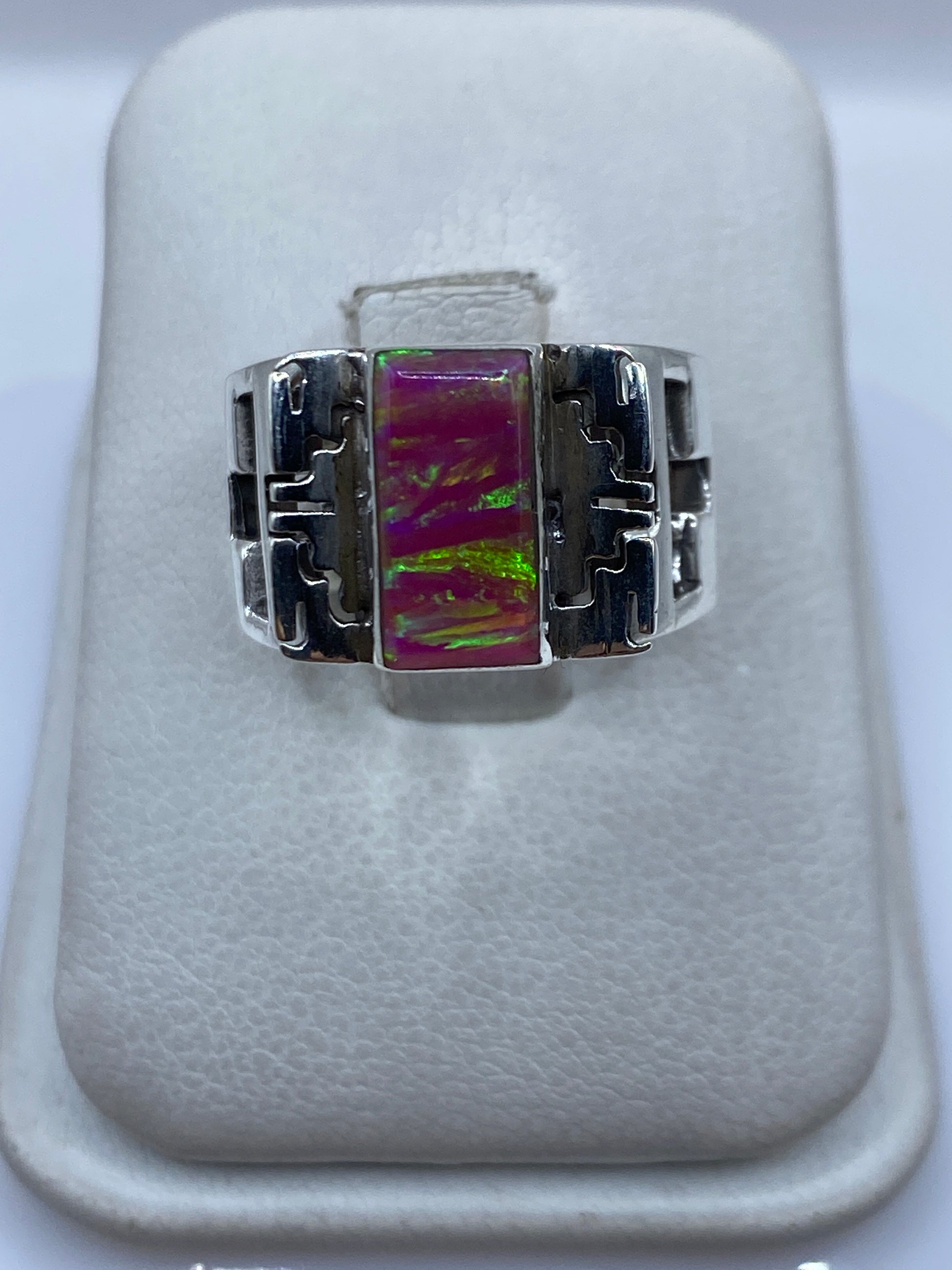 Anillo de plata .950 con ópalo de fuego rosa engastado a mano, frente plata