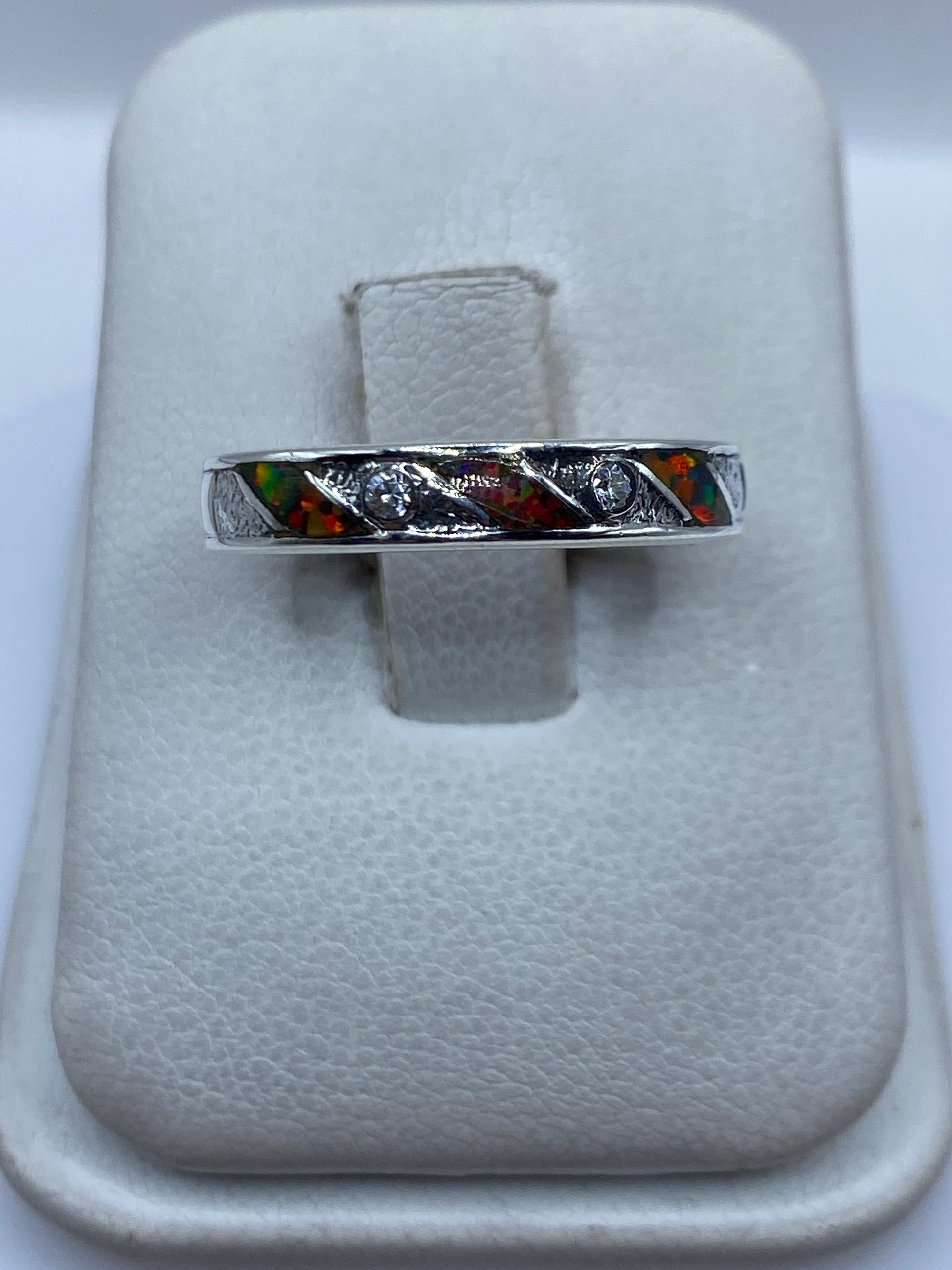 Anillo de plata .950 con ópalo de fuego multicolor en diseño prehispánico, visto de frente