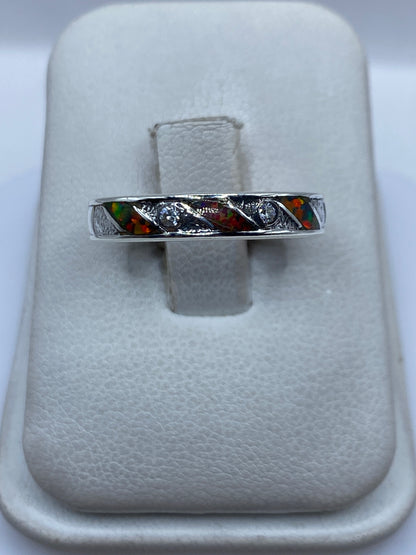 Anillo de plata .950 con ópalo de fuego multicolor en diseño prehispánico, visto de frente