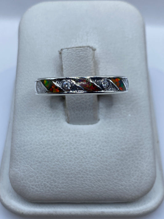Anillo de plata .950 con ópalo de fuego multicolor en diseño prehispánico, visto de frente