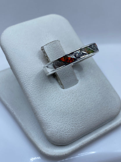 Detalle lateral del anillo mostrando el engaste a mano de la piedra en ópalo de fuego
